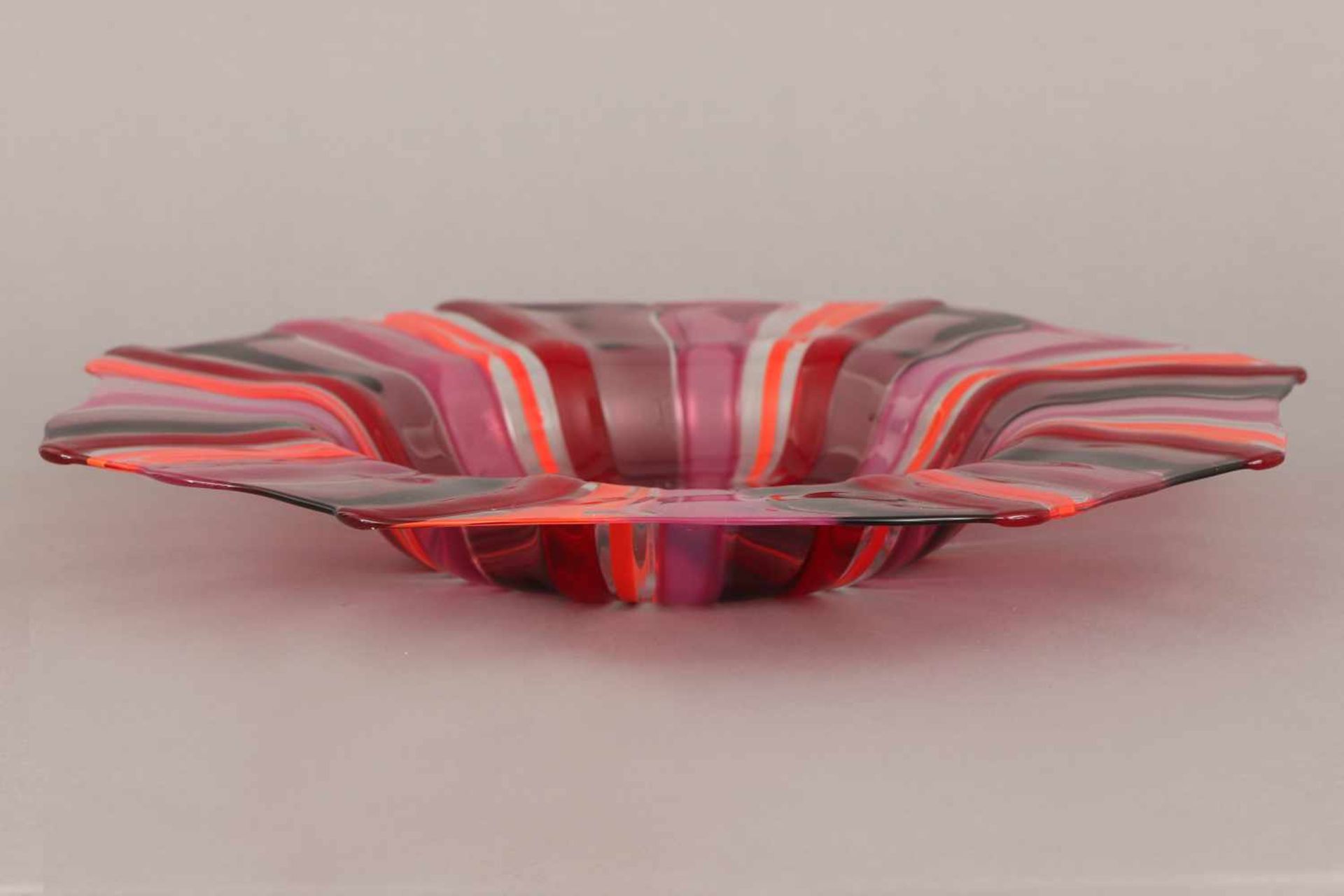 Wohl VENINI Glasschalerunde, wellige Form, vertieft, mit rot-rosa-violettem Streifen-Dekor, D ca. - Bild 2 aus 2