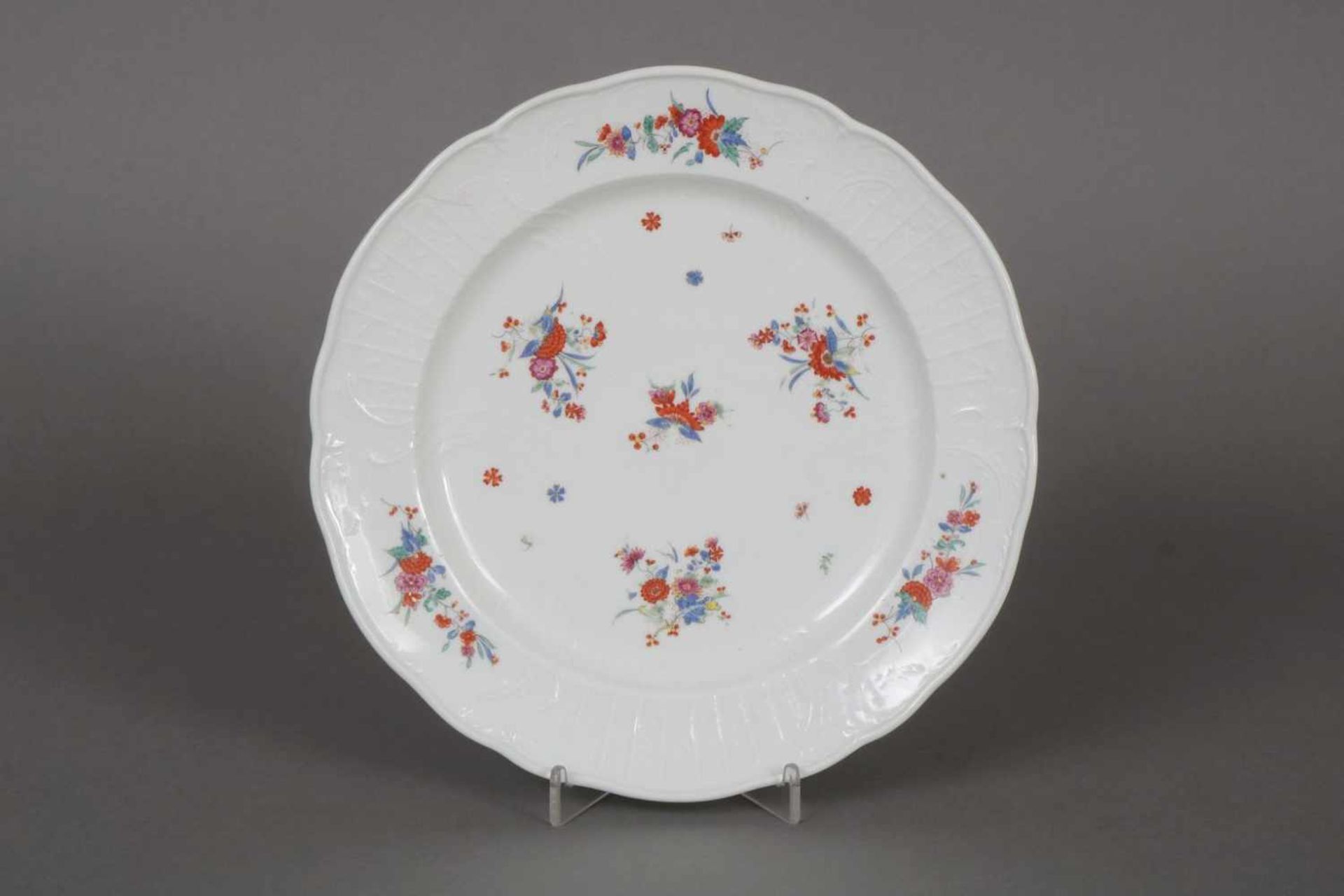 MEISSEN Teller2. Hälfte 19. Jhdt., Fahne mit Rocaille-Relief, polychromes ¨Kakiemon¨-Dekor mit