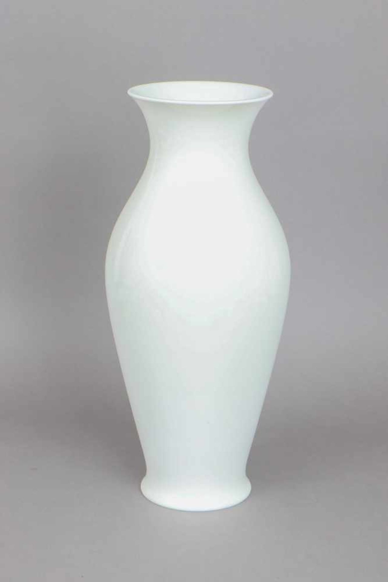Große KPM BERLIN Vase2. Hälfte 20. Jhdt., amphorenförmiger Korpus, Weißporzellan, Zeptermarke, H