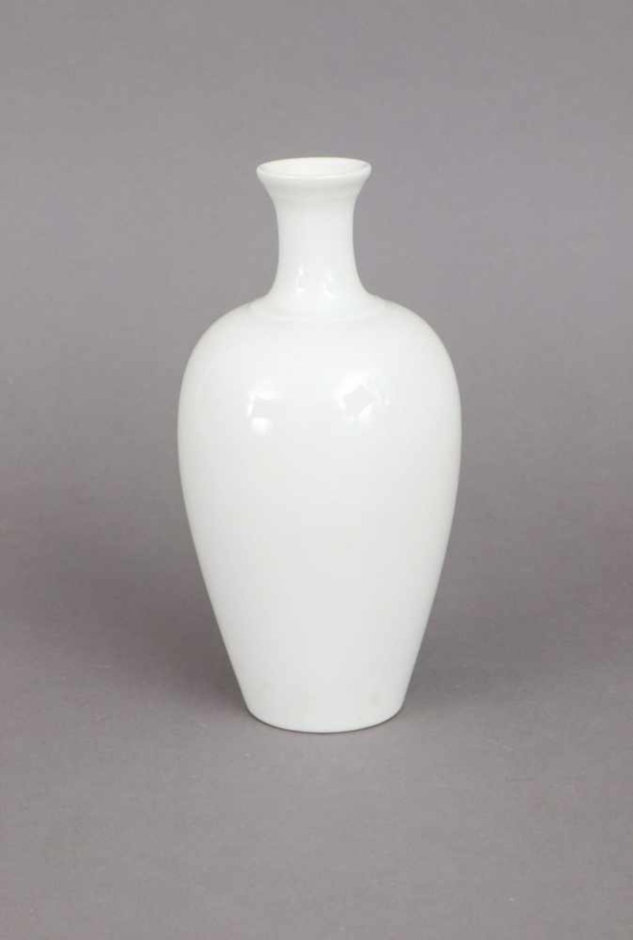 KPM BERLIN Vase2. Hälfte 20. Jhdt., ¨Ming¨-Form, ovoider Korpus mit schmalem, hochgezogenem Hals und