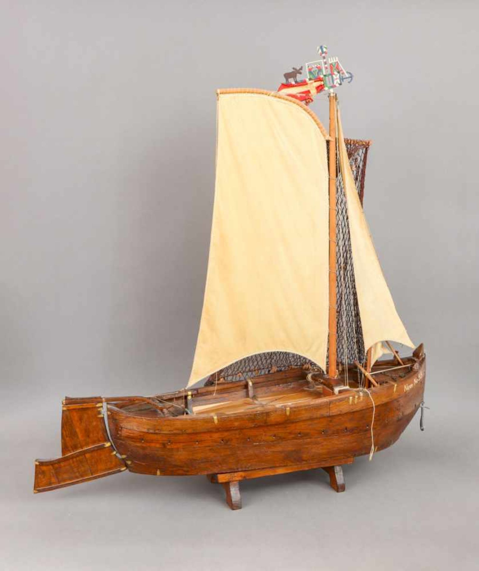 Modell eines Küstenseglers (Fischerboot)Rumpf Eichenholz, dunkel gebeizt Segel Leinen, - Bild 2 aus 3