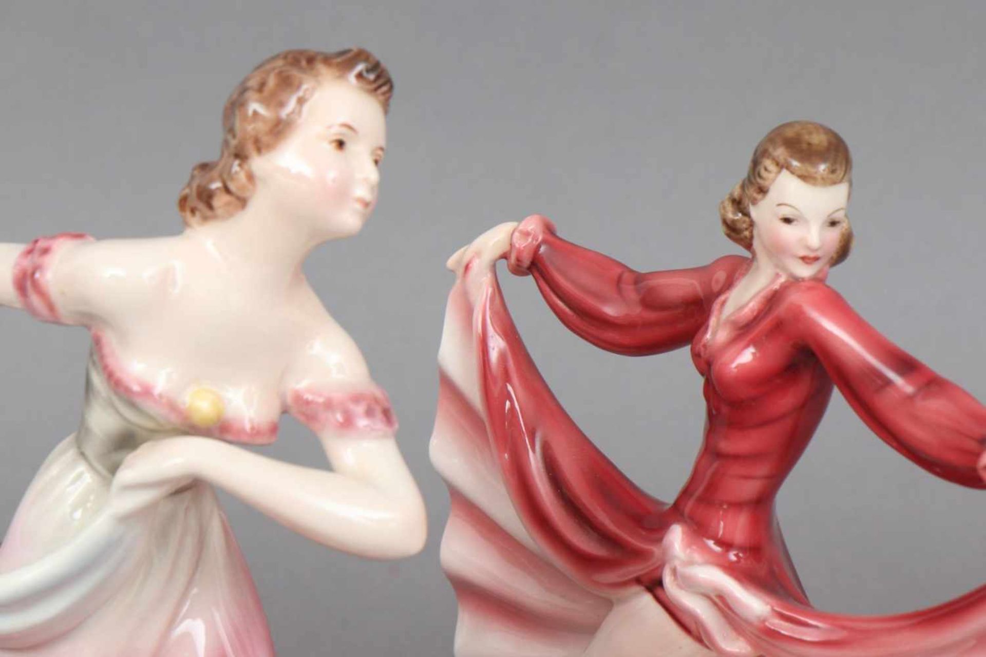 2 KERAMOS WIEN Keramikfiguren ¨Tänzerinnen¨ um 1920, beide mit rosa-violettem Spritzdekor und - Image 2 of 3