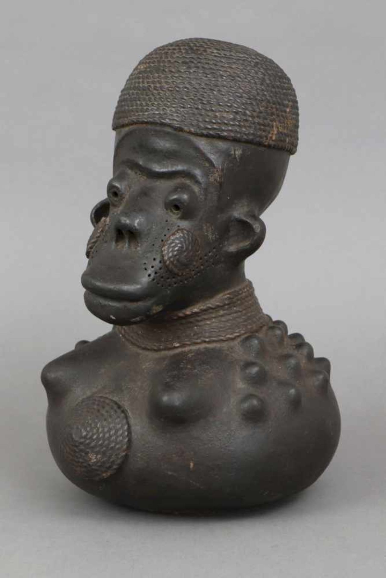 Afrikanisches Tongefäß, wohl Zaire dunkel patinierte, bauchige Form in Form einer weiblichen Figur