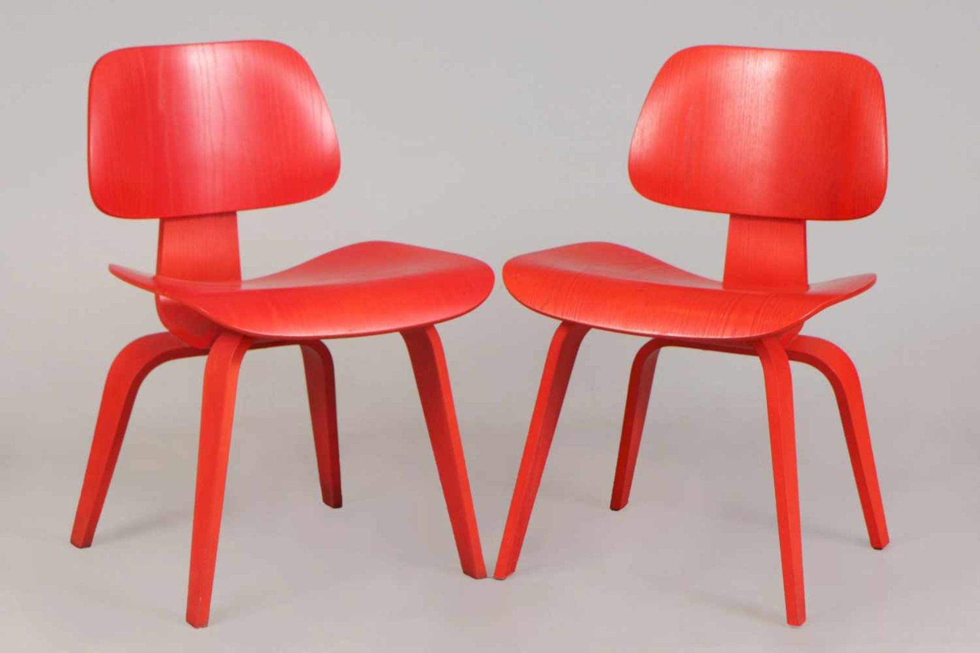 2 CHARLES EAMES ¨LCW¨ Stühle (Plywood Group, Entwurf 1945) Ausführung VITRA, um 2010,