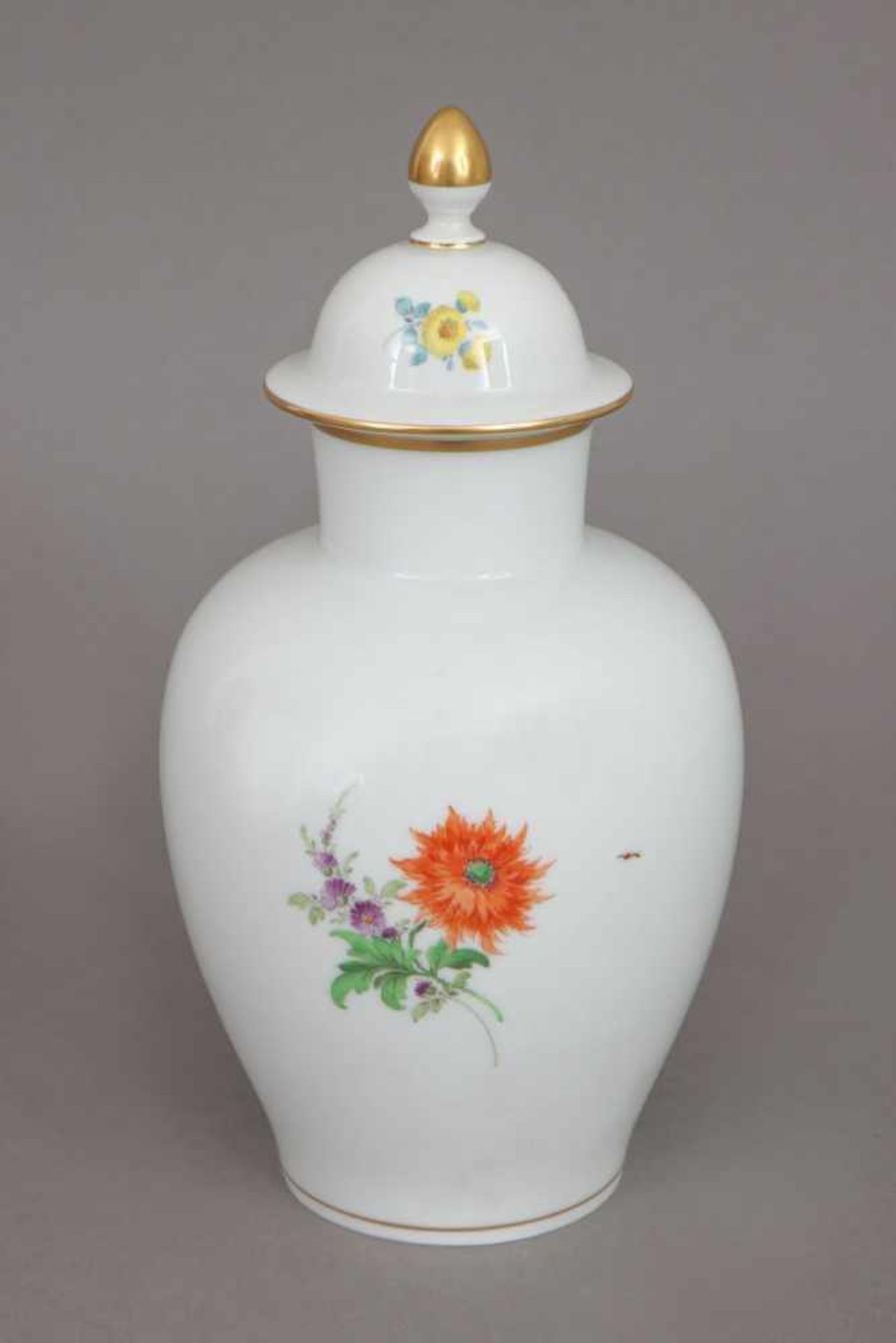 MEISSEN Deckelvase 2. Hälfte 20. Jhdt., ovoider Korpus mit hochgezogenem zylindrischen Hals, - Image 2 of 3