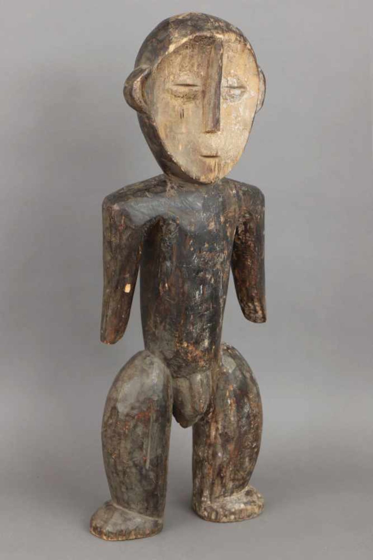 Afrikanische Ahnenfigur Holz, geschnitzt, geschwärzt und im Gesicht weiß gekalkt (Kaolin), wohl