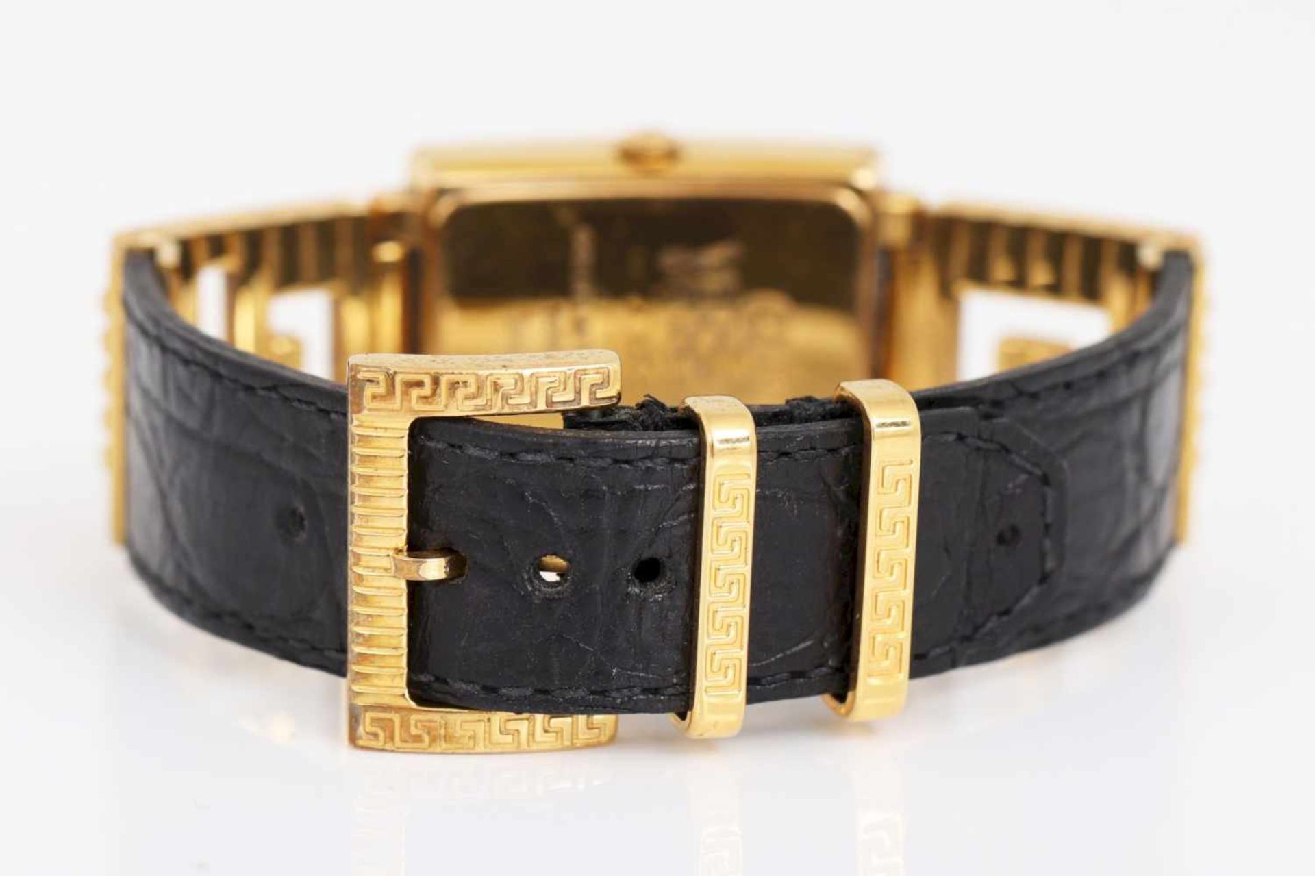 GIANNI VERSACE Armbanduhr vergoldetes Metall und schwarzes Leder mit Krokoprägung, Mäanderdekor, - Bild 4 aus 4