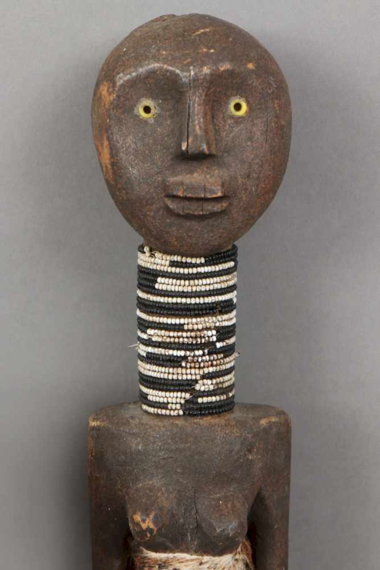 2 afrikanische Tanzstäbe Kongo, Holz, Beads und Fell, Zepterförmige weibliche Figuren mit Hals- und - Bild 2 aus 3