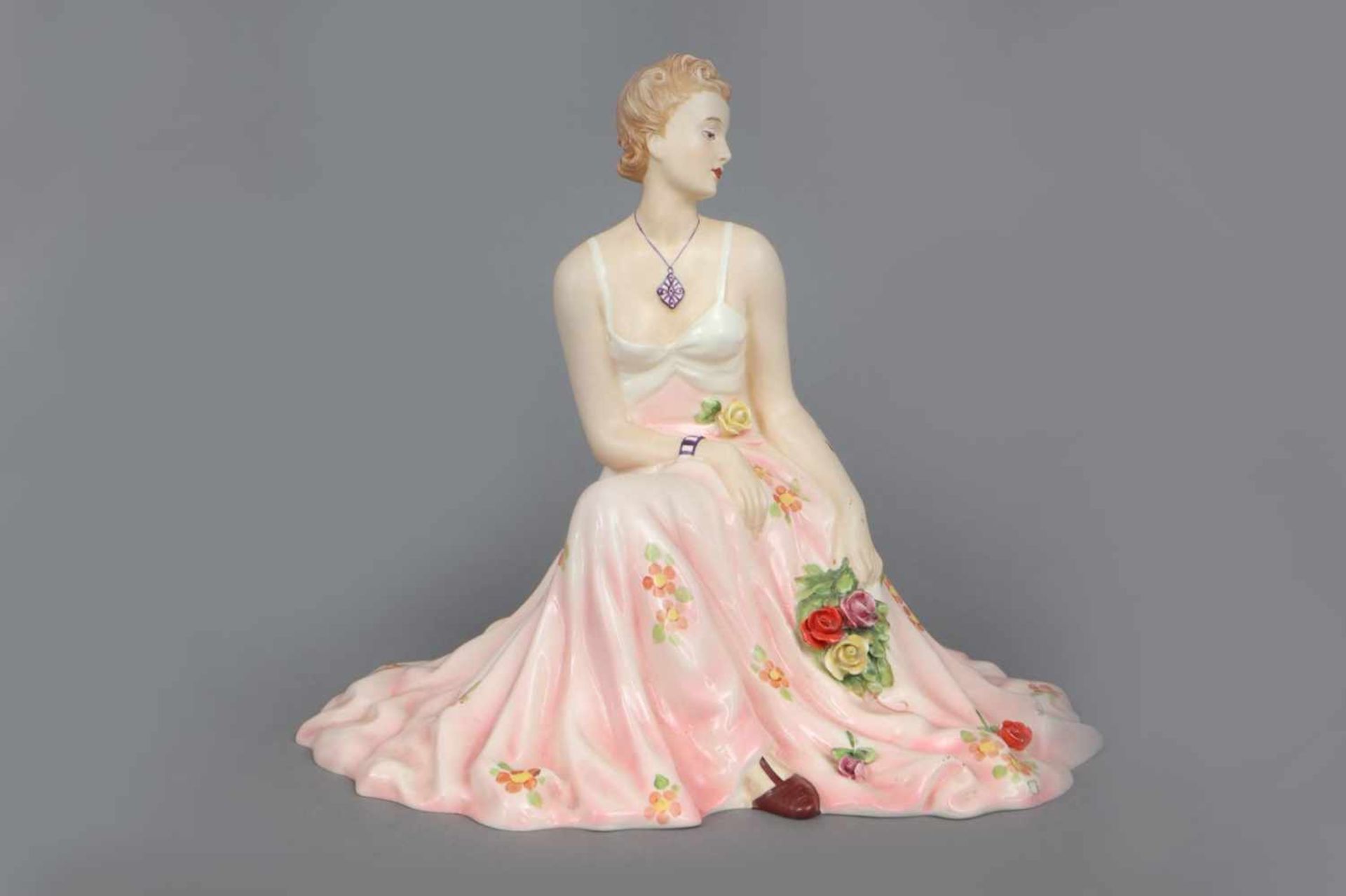 ROYAL DUX Keramikfigur ¨Dame mit Rosenbouquet¨ um 1940, Modell-Nr. 145elegante, sitzende Dame in - Image 4 of 5