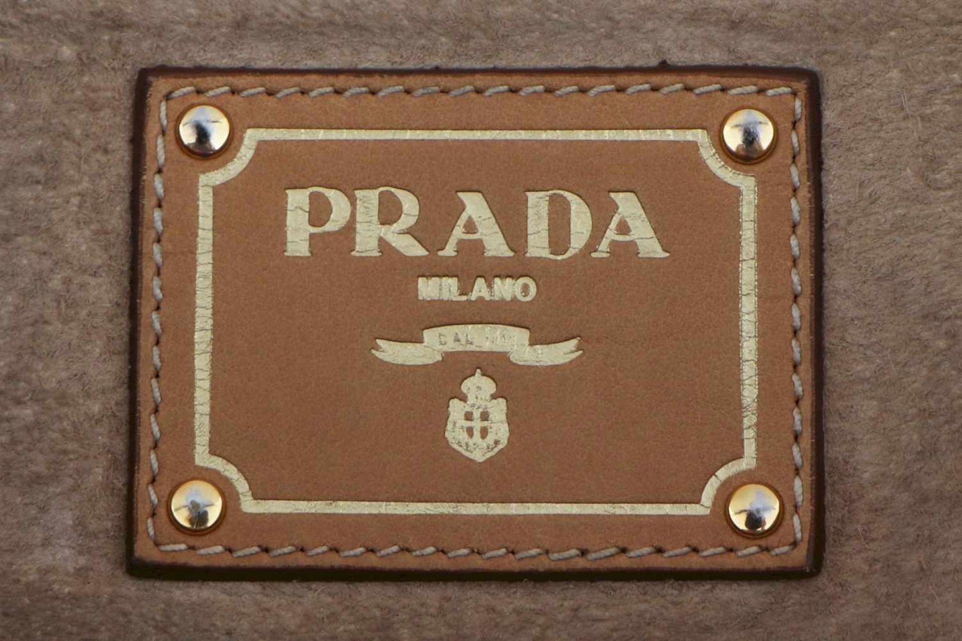 PRADA Handtasche hellbeiges Leder, Kuvertform, 2 Trageriemen, vergoldeter Prada-Schriftzug auf der - Bild 3 aus 4