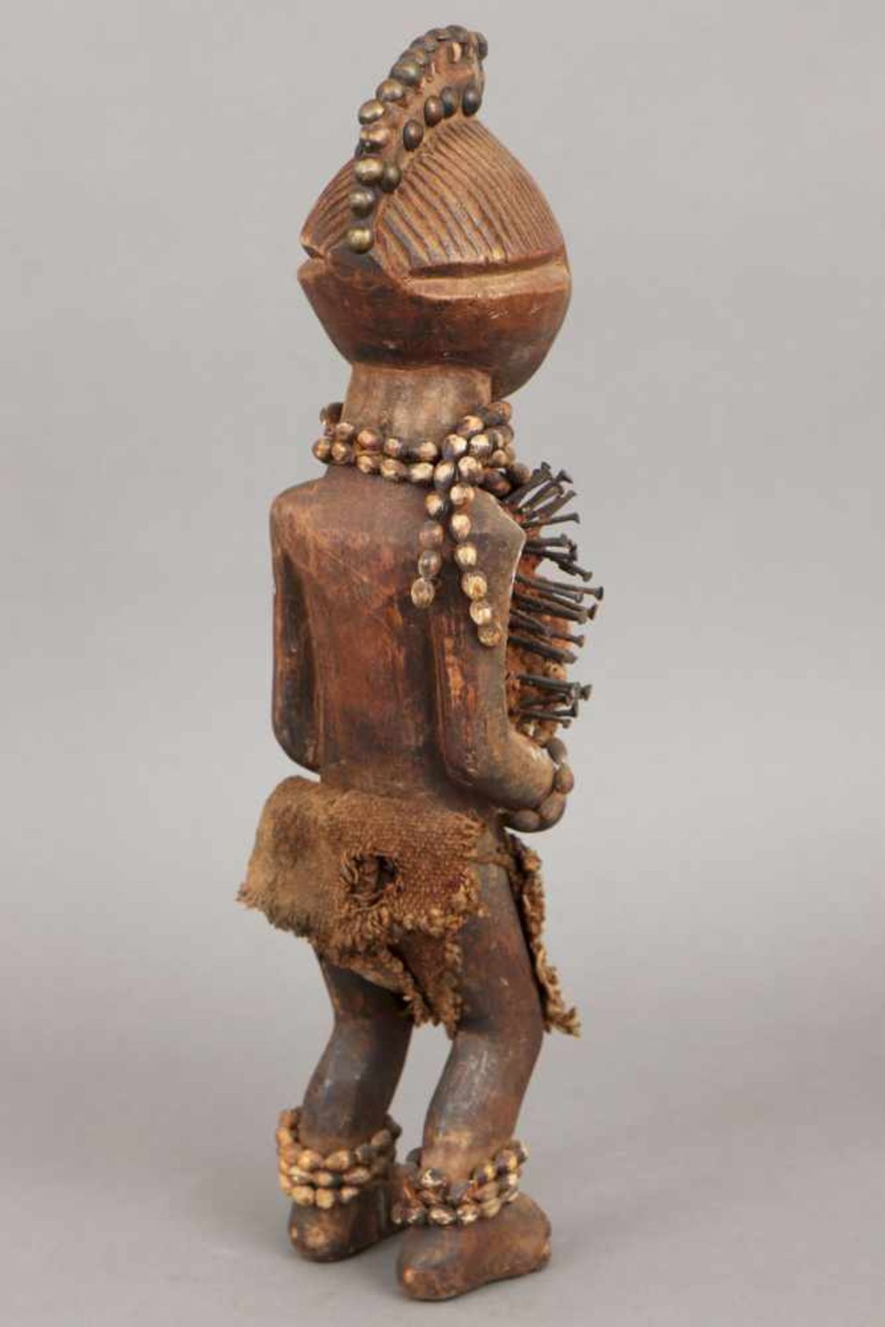 Afrikanischer Nagel-Fetisch wohl Kongo, stehende Figur mit Nagel-, Fruchthülsen und Leinen- - Bild 2 aus 3