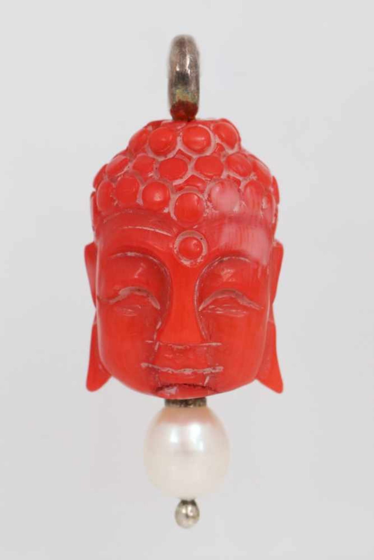 Kettenanhänger in Buddha-Form Koralle, 925er Silber und eine weiße Perle, Form eines Buddha-Kopfes,