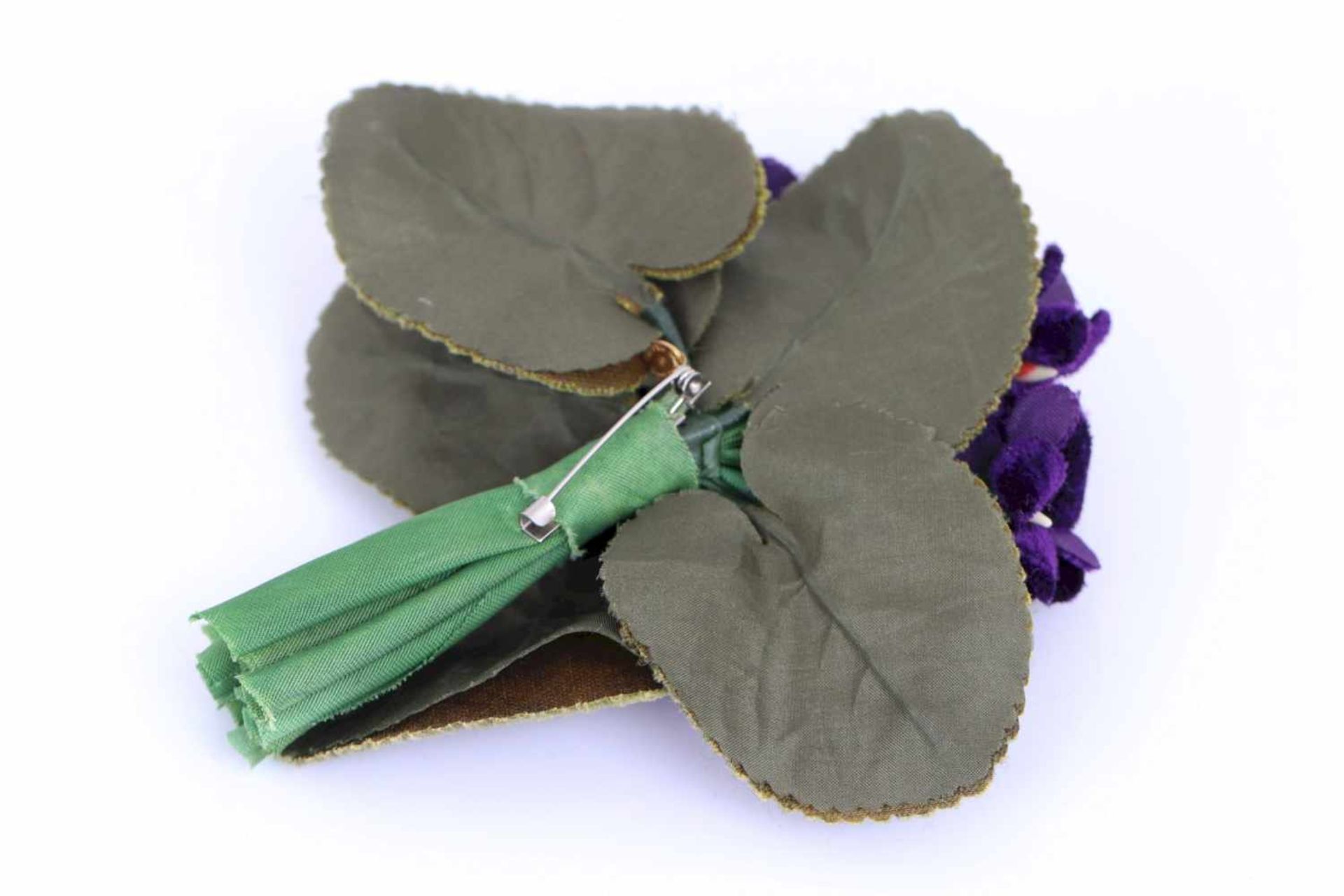 CHANEL Ansteckblume ¨Veilchen¨, schwarzer, grüner und violetter Samt, in original Box - Image 4 of 4