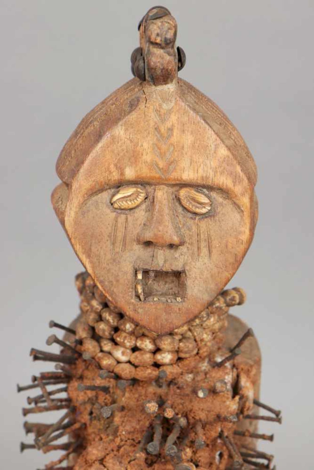 Afrikanischer Nagel-Fetisch wohl Kongo, stehende Figur mit Nagel-, Fruchthülsen und Leinen- - Bild 3 aus 3