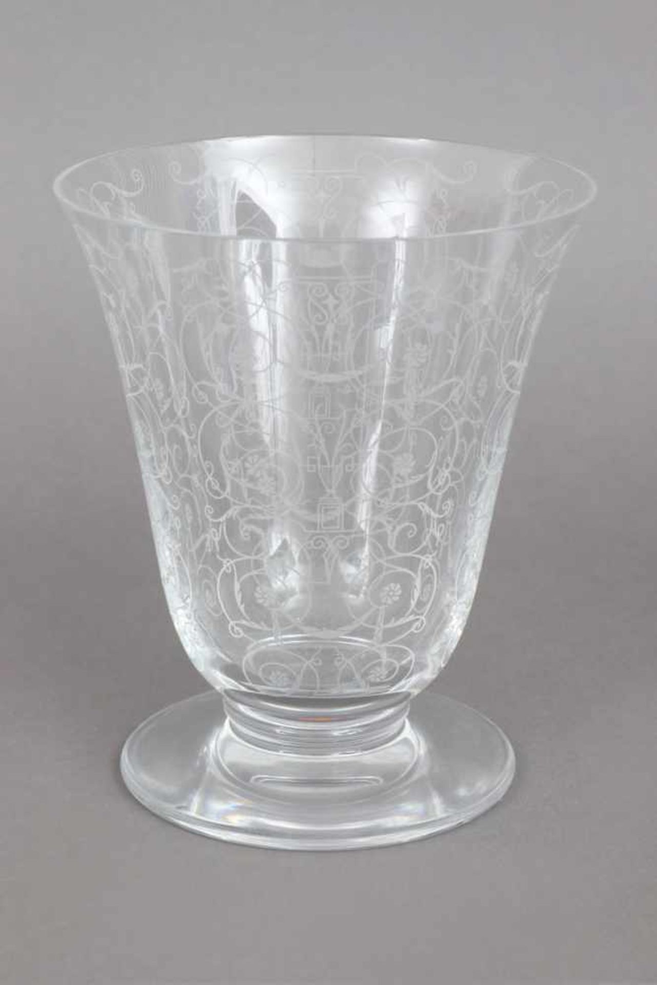 BACCARAT Kristallvase trichterförmiger Korpus, Ätzdekor mit Rosen-Ranken, Rundfuß, H ca. 18cm