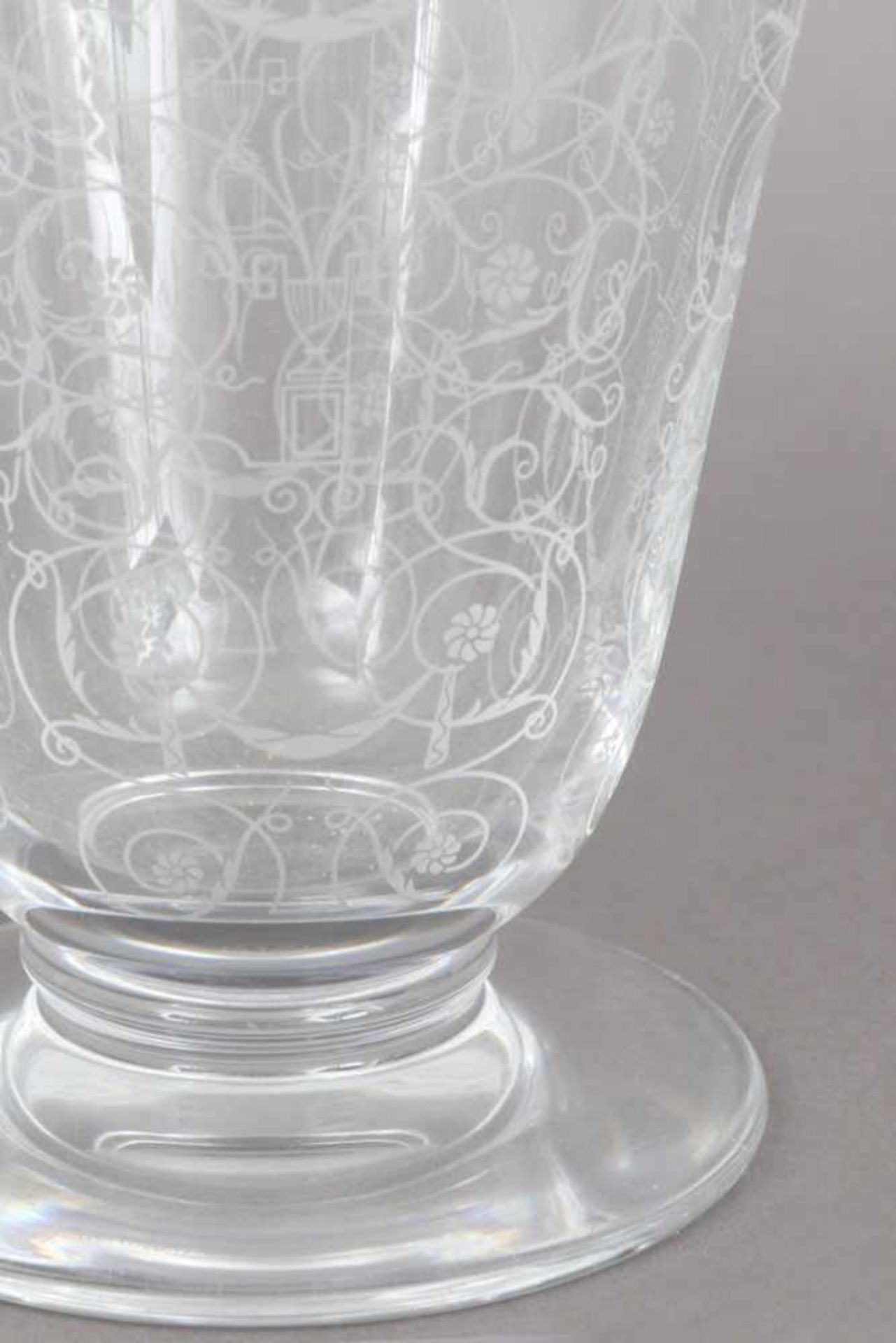 BACCARAT Kristallvase trichterförmiger Korpus, Ätzdekor mit Rosen-Ranken, Rundfuß, H ca. 18cm - Bild 2 aus 3