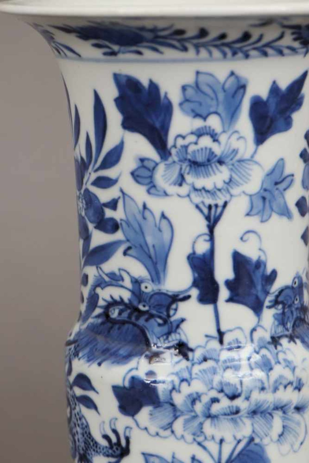 Chinesische Porzellanvase in Gu-Form Blaumalerei auf hellem Grund ¨Drache und Pflanzen¨, - Bild 4 aus 6