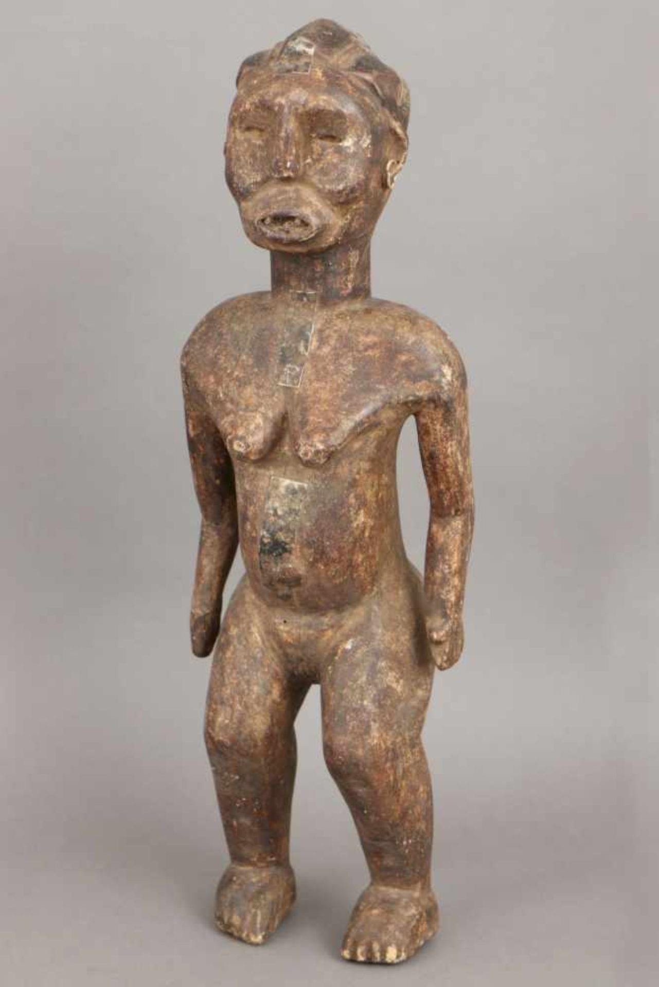 Afrikanische Ritual-/Ahnenfigur Holz, geschnitzt und dunkel patiniert, Metallbeschläge, stehende