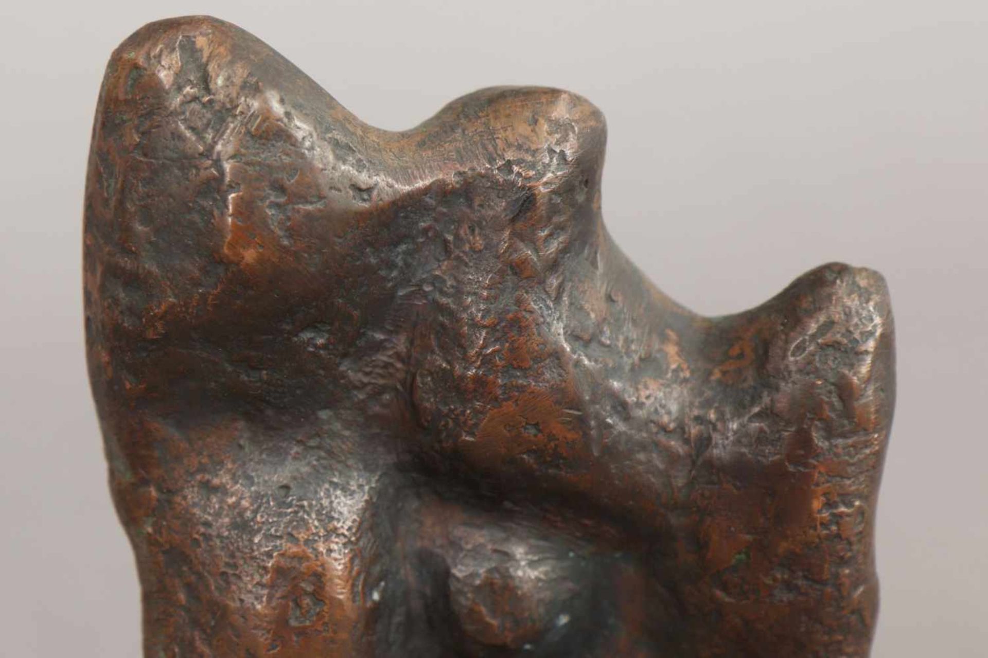 LASZLO SZABO (1917-1998) Bronzefigur ¨Abstrakte Figurenkomposition¨ dunkel patiniert, verso - Bild 3 aus 3