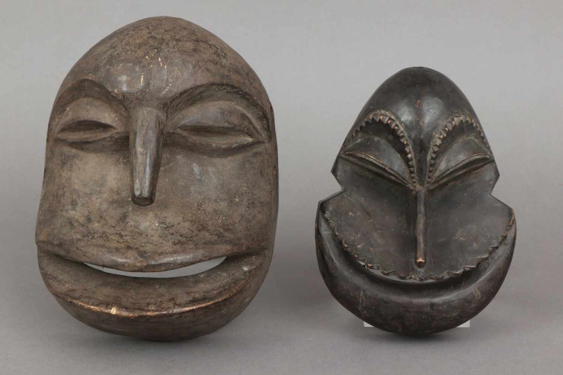 2 Soku-Muto Affenmasken, Luba-Hemba, Kongo Holz, geschnitzt, dunkel patiniert, 1x mit