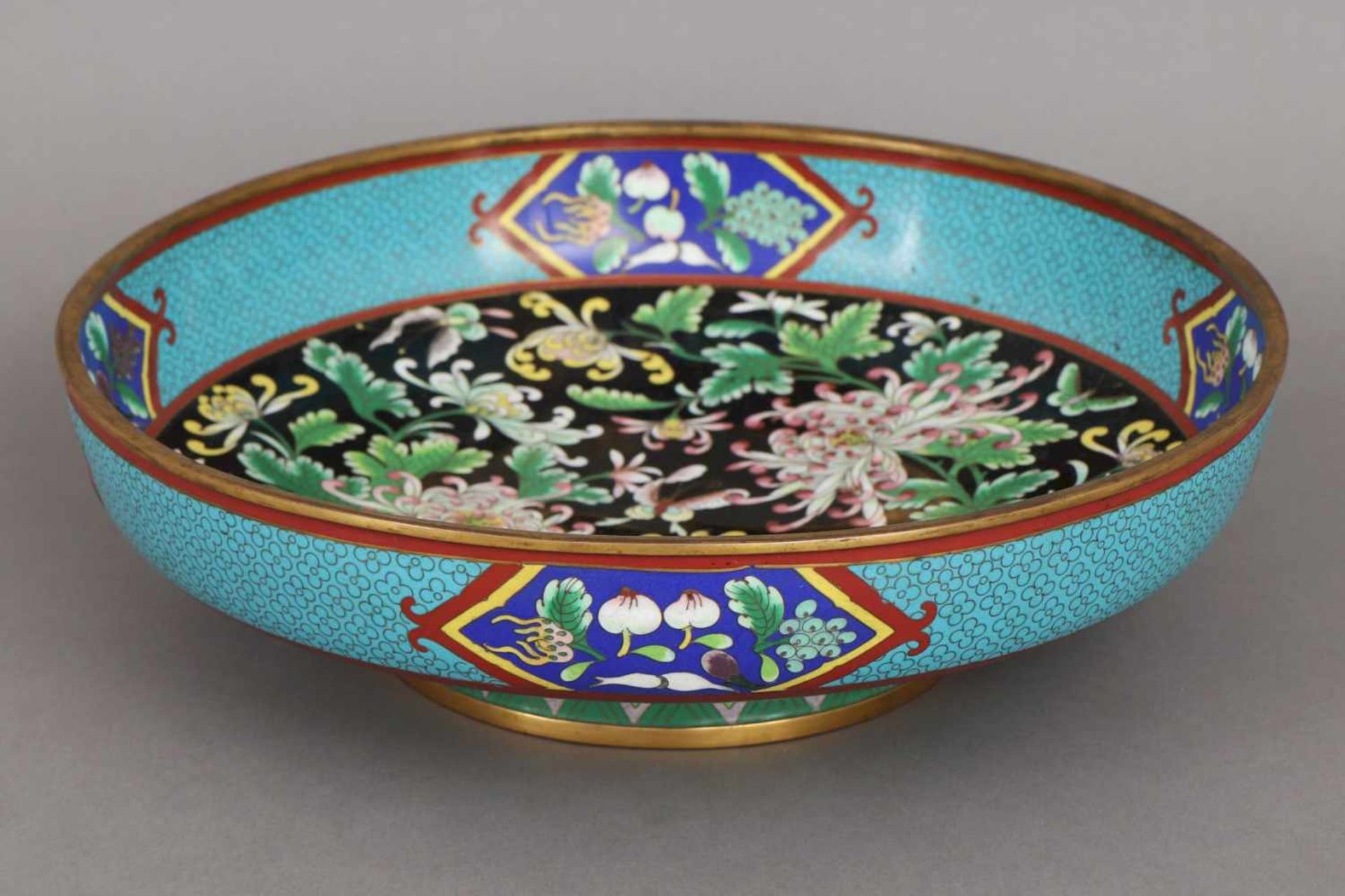 Große Cloisonée Schale der Qing Dynastie (1644-1912) Päonien- und Schmetterlingsdekor in