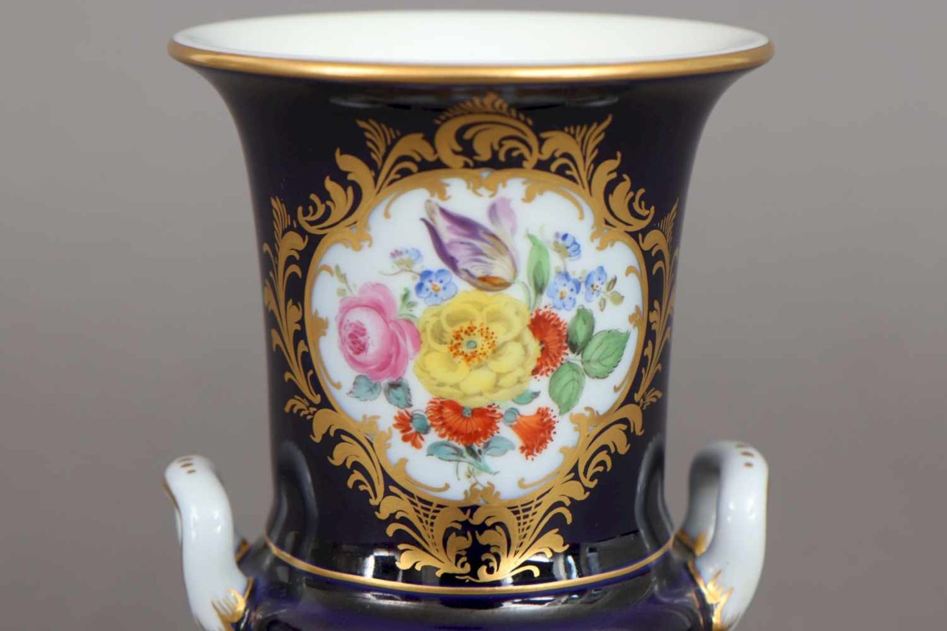 MEISSEN Vase 2. Hälfte 20. Jhdt., kraterförmiger Korpus auf eingezogenem Rundfuß mit seitlichen - Bild 4 aus 4