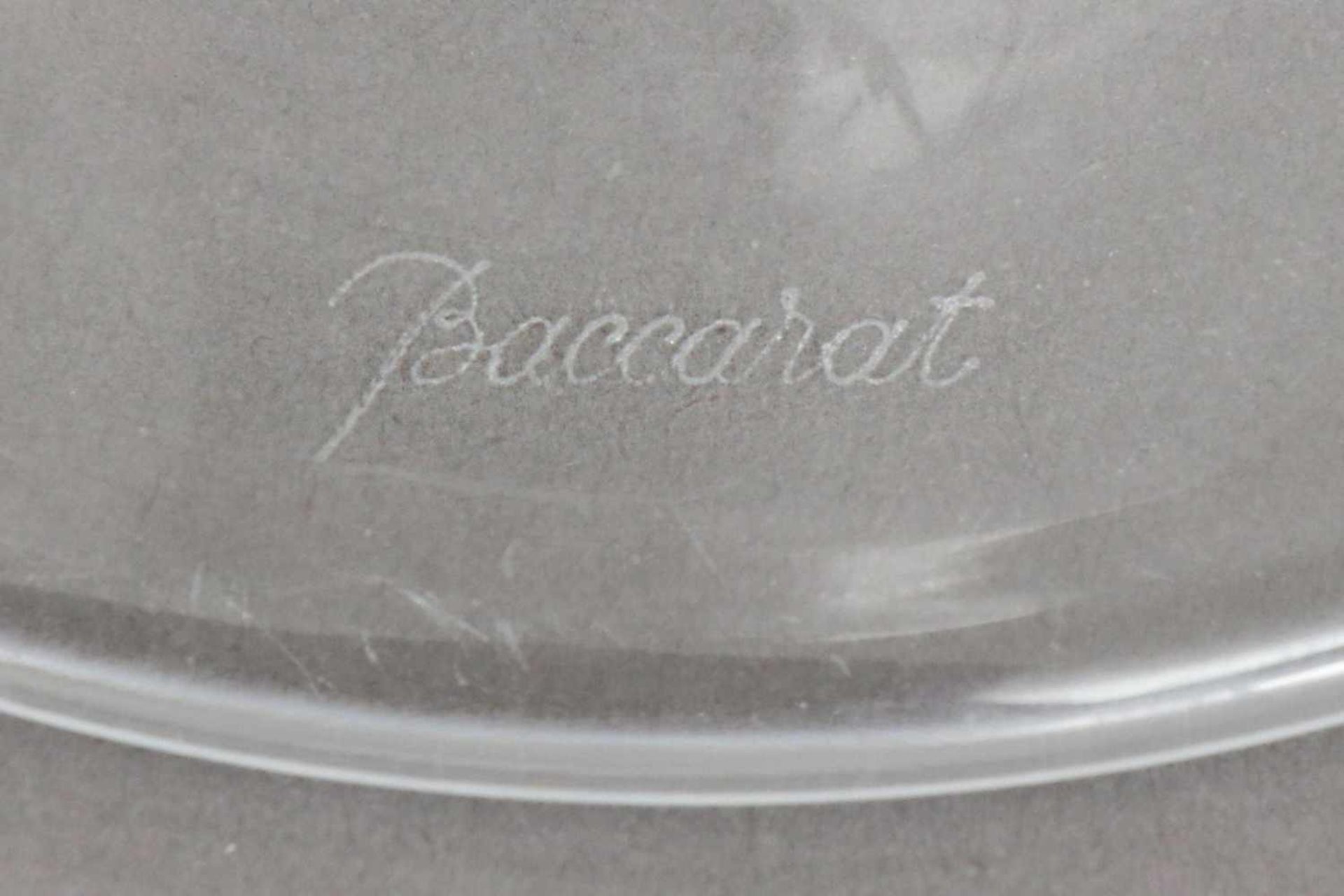 BACCARAT Kristallvase trichterförmiger Korpus, Ätzdekor mit Ranken, am Boden Ätzmarke, H ca. 22cm - Bild 3 aus 3
