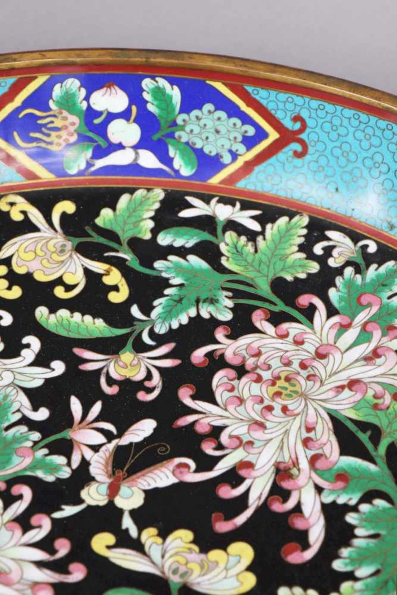 Große Cloisonée Schale der Qing Dynastie (1644-1912) Päonien- und Schmetterlingsdekor in - Bild 2 aus 3