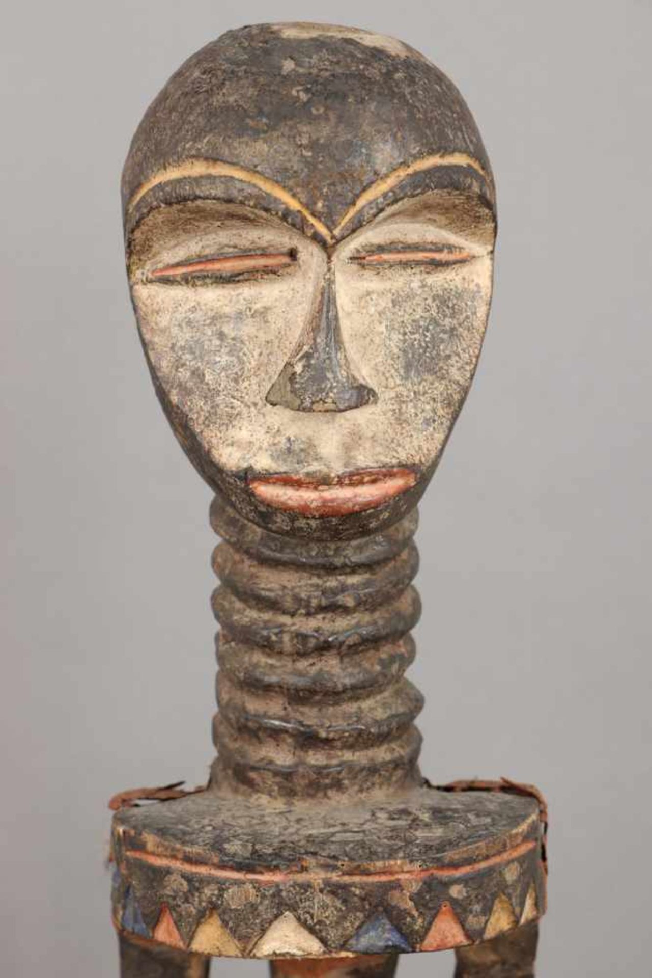 Afrikanische Ritual-/Ahnenfigur Holz, geschnitzt und geschwärzt, in Partien rot-weiß (Kaolin) - Image 4 of 4