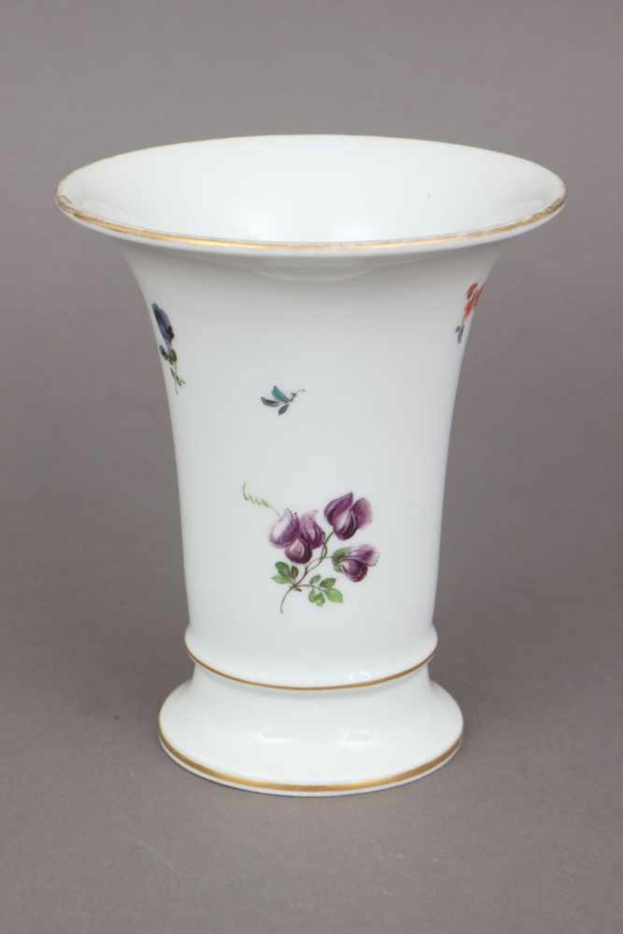 MEISSEN Vase Mitte 20. Jhdt., trompetenförmiger Korpus auf Rundfuß, schauseitig großes - Image 2 of 3