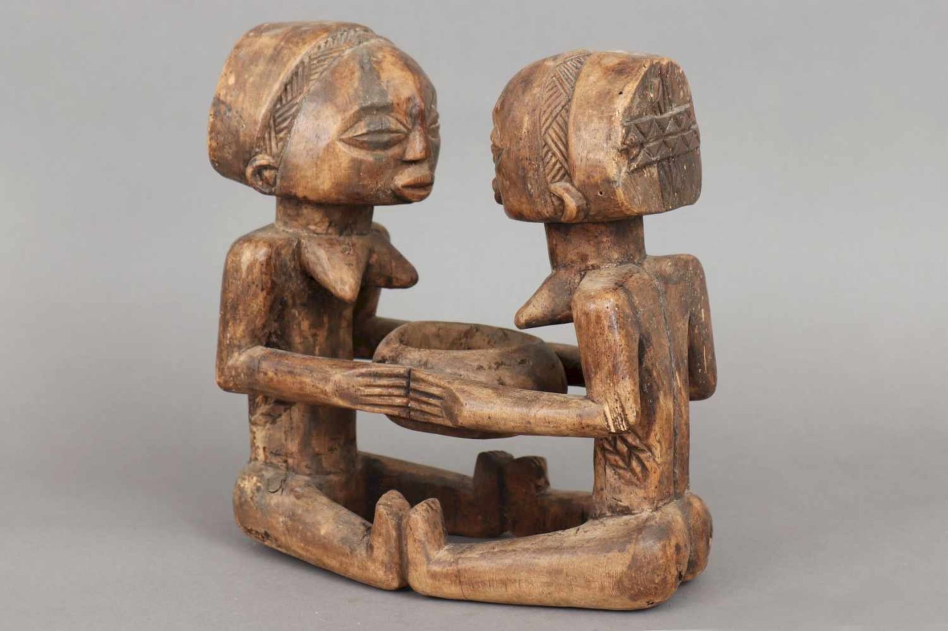 Afrikanische Holzschnitzfigur ¨2 weibliche Figuren / Zwillinge¨ eine Schale stützend, wohl