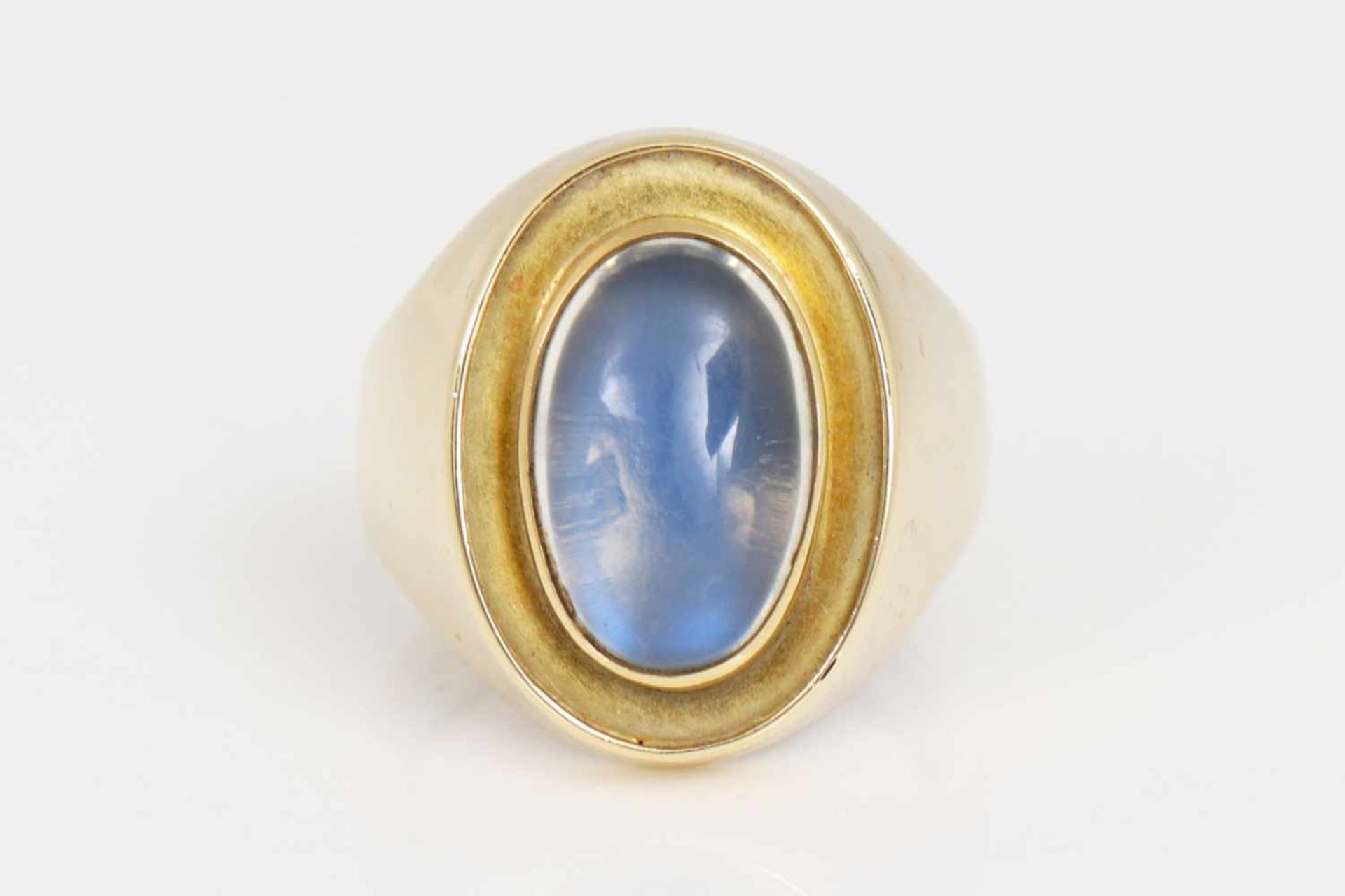 Mondstein Ring 585er Gelbgoldring mit ovalem Mondstein-Cabochon, um 1950/60, Gewicht 9,3g