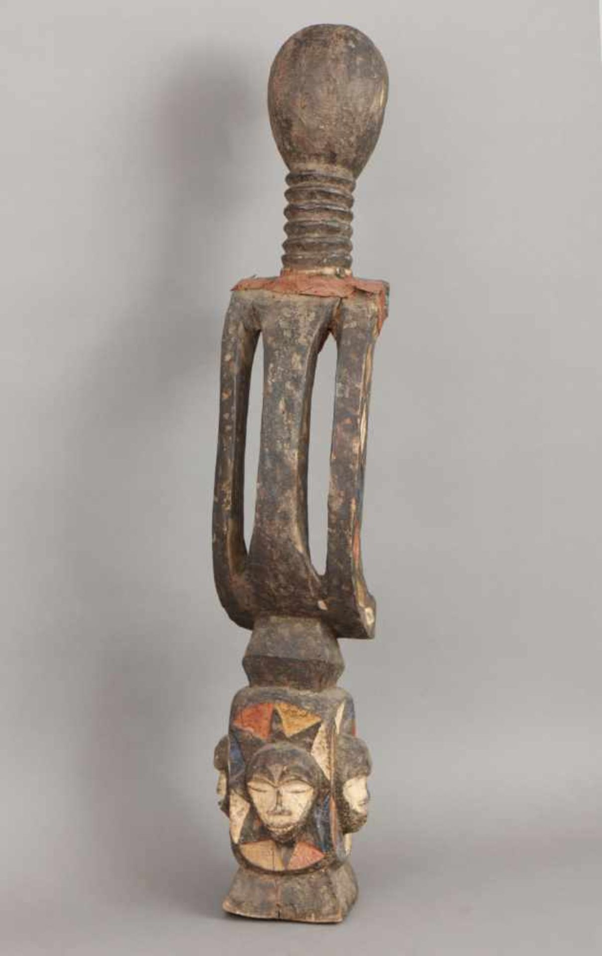 Afrikanische Ritual-/Ahnenfigur Holz, geschnitzt und geschwärzt, in Partien rot-weiß (Kaolin) - Bild 3 aus 4