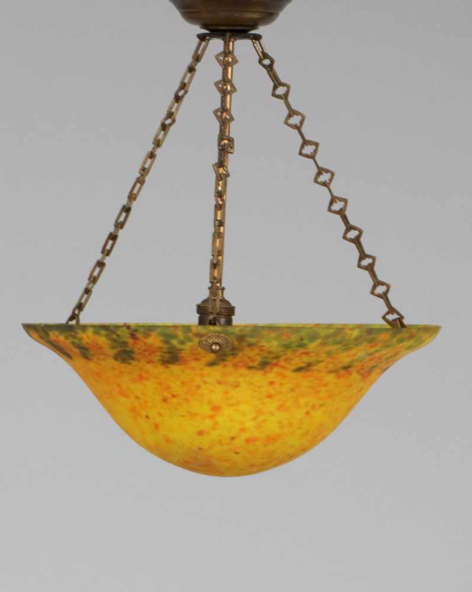 DAUM NANCY Deckenlampe Frankreich, um 1900, orange-gelb-grün gesprenkelte Glaskuppel an 3 Messing-