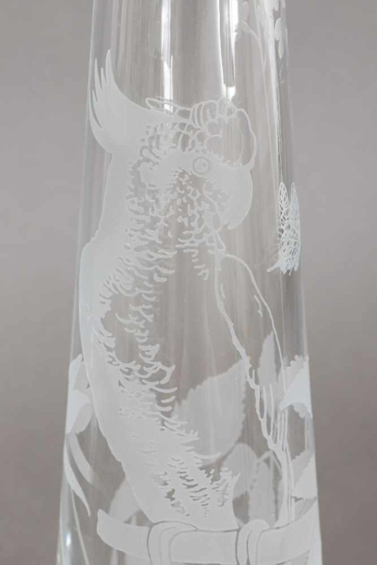 BACCARAT Stangenvase farbloses Glas, leicht kegelförmiger Korpus, Wandung umlaufend mit geätztem - Bild 2 aus 4