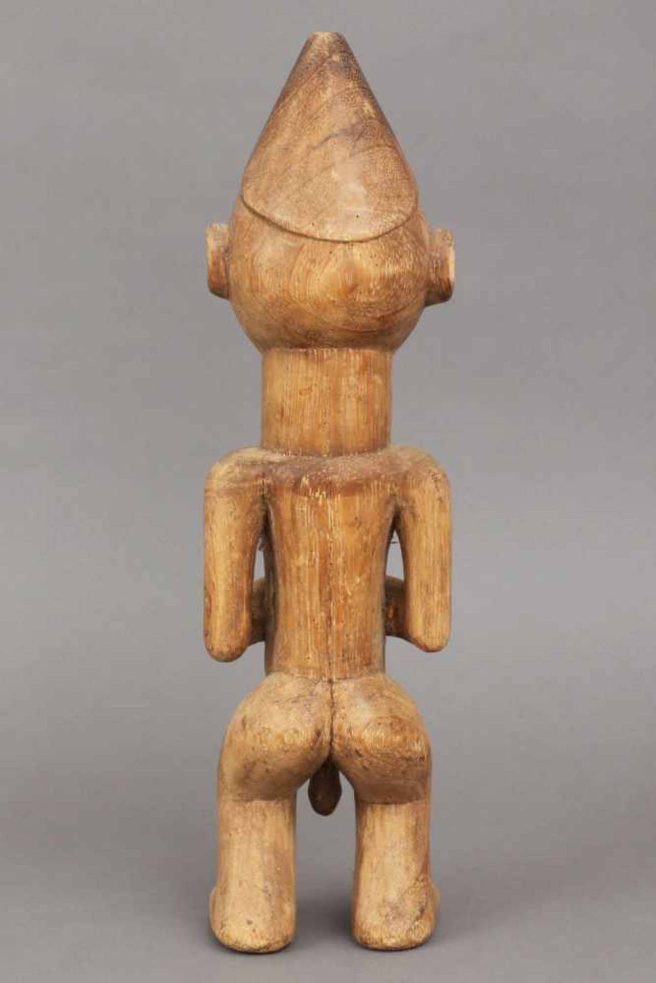 Afrikanische Ritualfigur, wohl Songye, Kongo stehende männliche Figur aus hellem Holz, geschnitzt, - Bild 2 aus 2