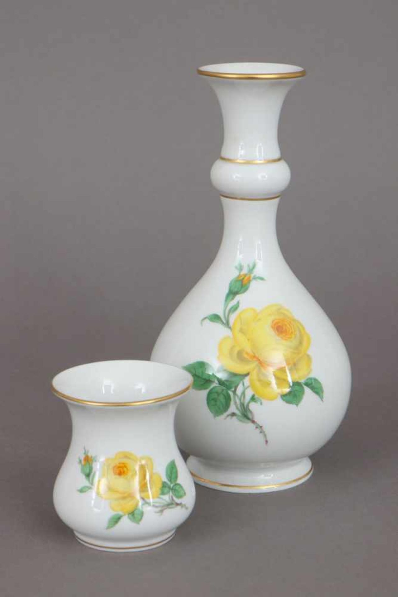 2 MEISSEN Vasen 2. Hälfte 20. Jhdt., 1x Keulenform (2 Schleifstriche), 1x bauchige Form mit