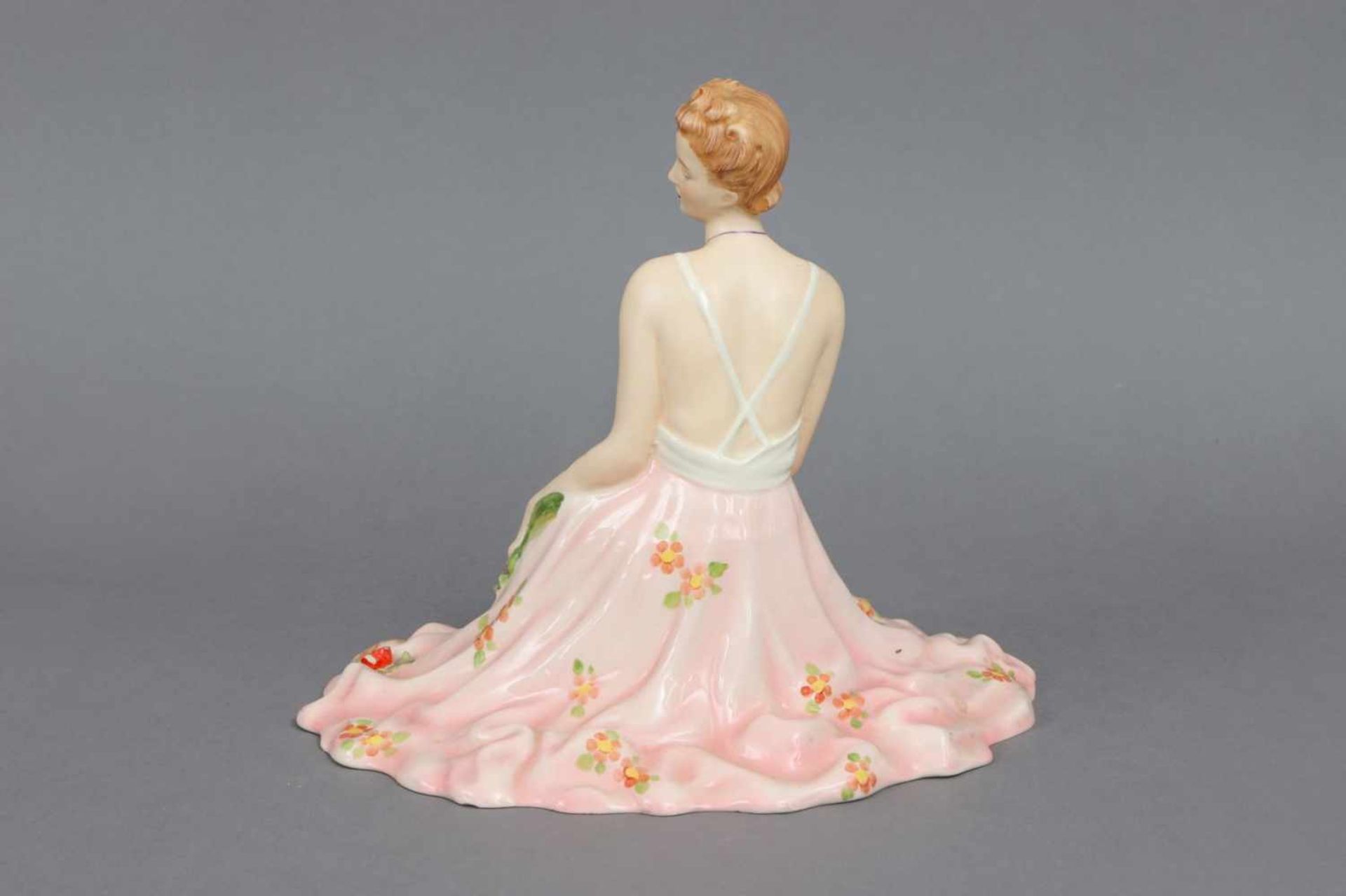 ROYAL DUX Keramikfigur ¨Dame mit Rosenbouquet¨ um 1940, Modell-Nr. 145elegante, sitzende Dame in - Image 2 of 5
