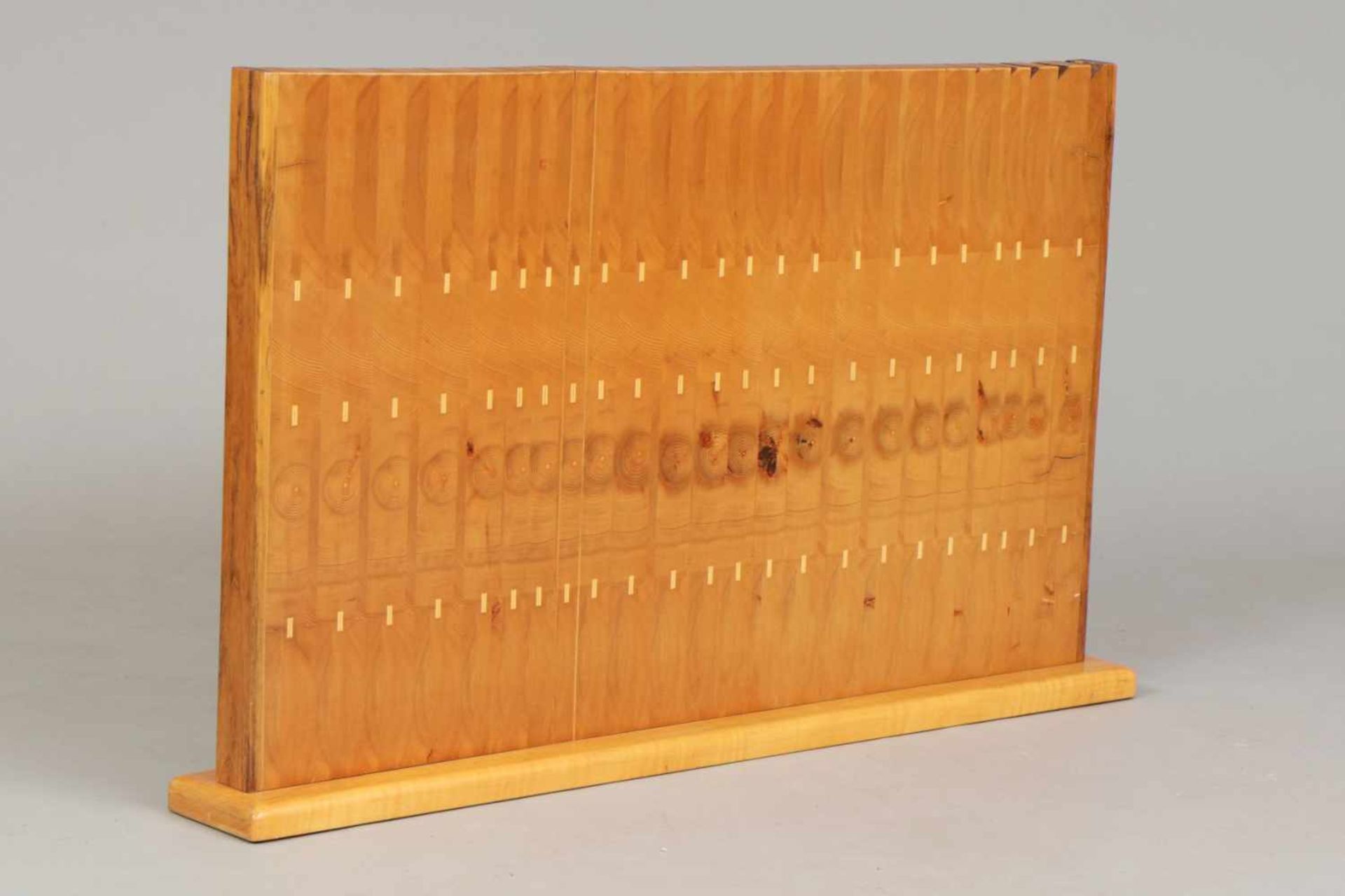 PINO PEDANO (1944) Holzskuptur ohne Titel, eckige, parkettierte Platte aus Edelhölzern,