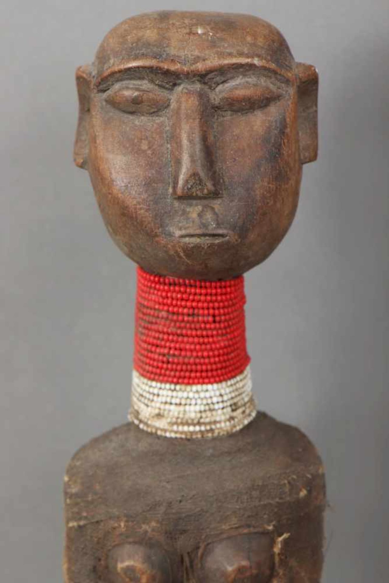 2 afrikanische Tanzstäbe Kongo, Holz, Beads und Fell, Zepterförmige weibliche Figuren mit Hals- und - Bild 3 aus 3
