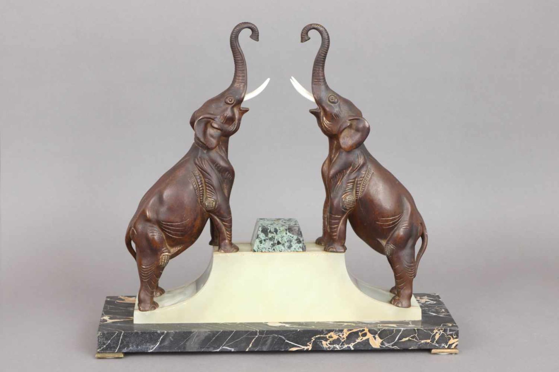 Zinkguss-Figur des Art Deco ¨2 indische Elefanten mit emporgestreckten Rüsseln¨ wohl Frankreich, um