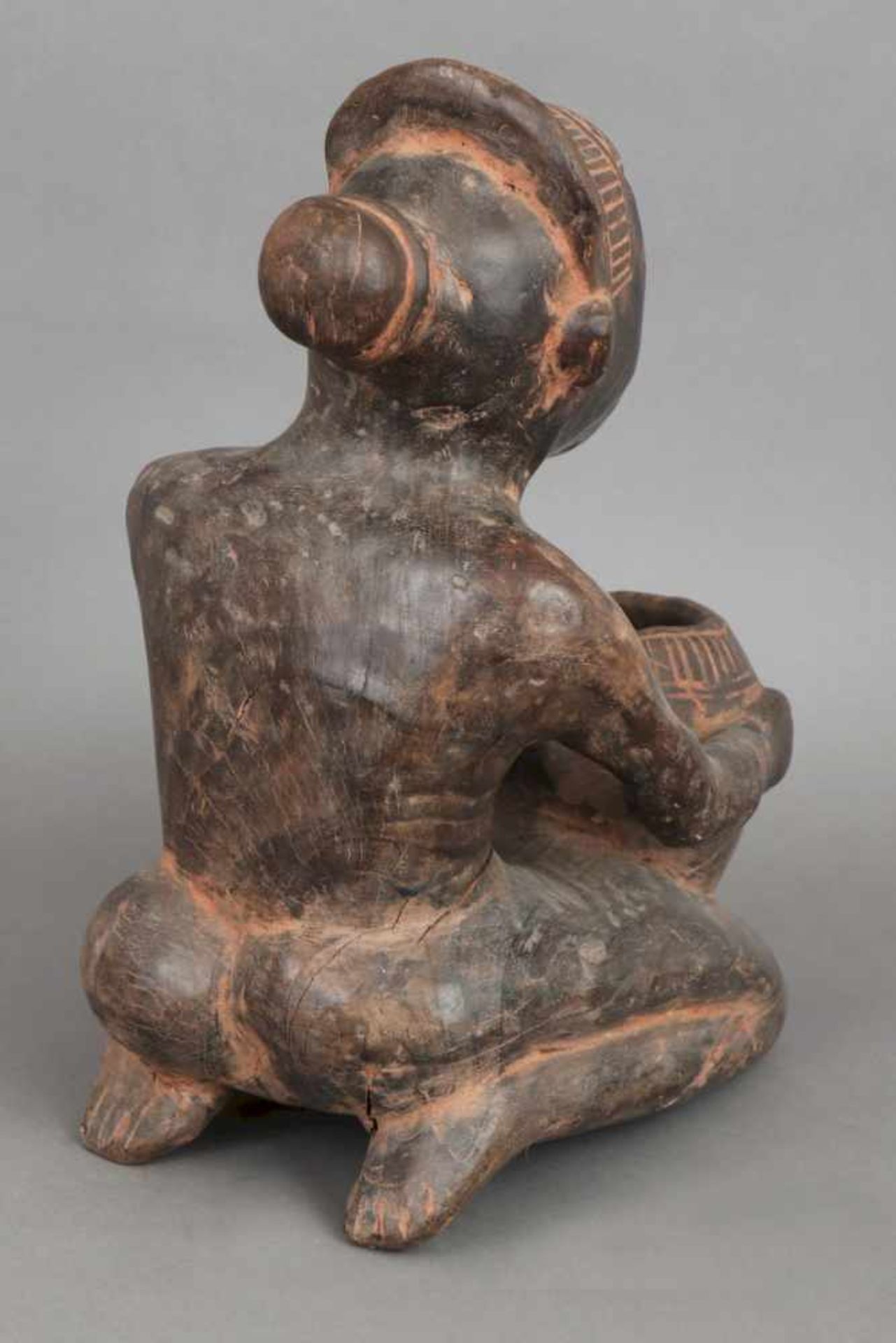 Afrikanische Holzschnitzfigur wohl Westafrika, weibliche Figur hockend, mit Schale, dunkel - Bild 2 aus 3