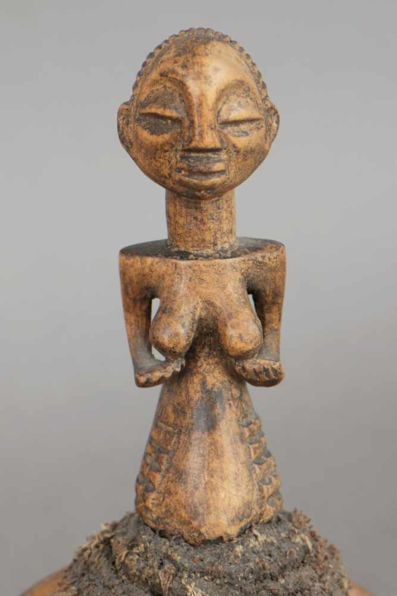 3 afrikanische Kalebassen-Figuren/Gefäße bzw. Pfeifen mit geschnitztem Holzbesatz (Köpfe und - Image 6 of 7