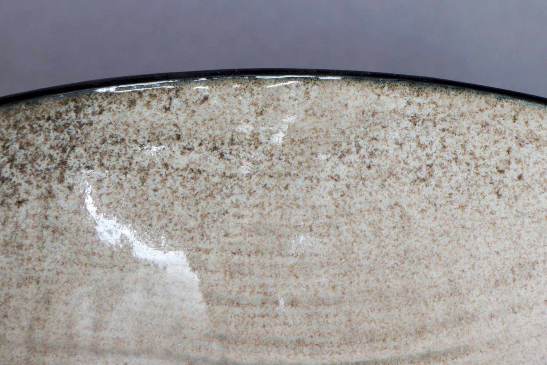 GUNTHER LAMBERT Obstschale 21. Jhdt., Keramik, runde, gemuldete Schale mit unregelmässig gewelltem - Image 3 of 3