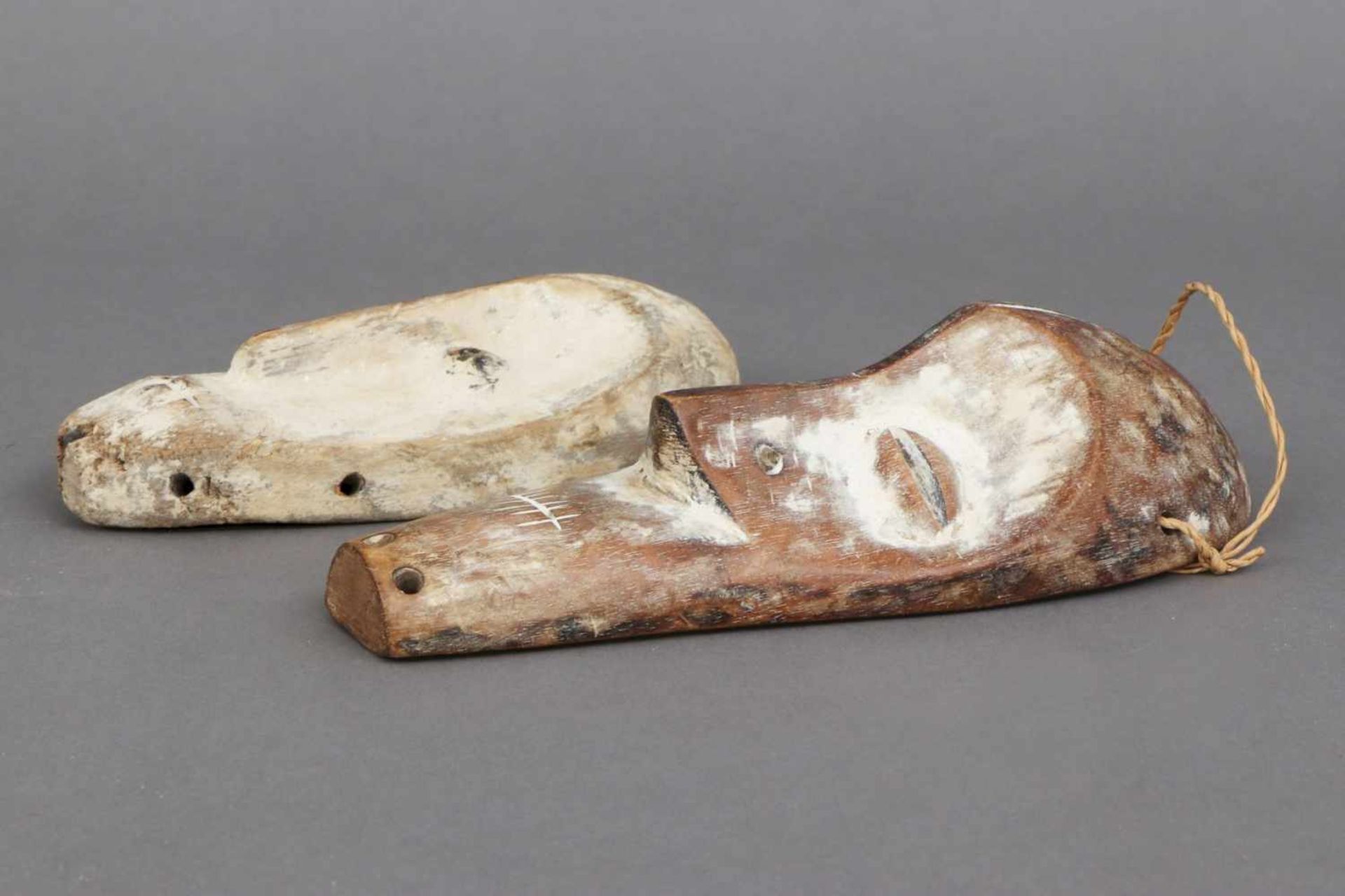 2 afrikanische Passport-Masken wohl Kongo, Holz, mit Kaolin hell patiniert, H ca. 18 bzw. 23cm, aus - Bild 2 aus 2