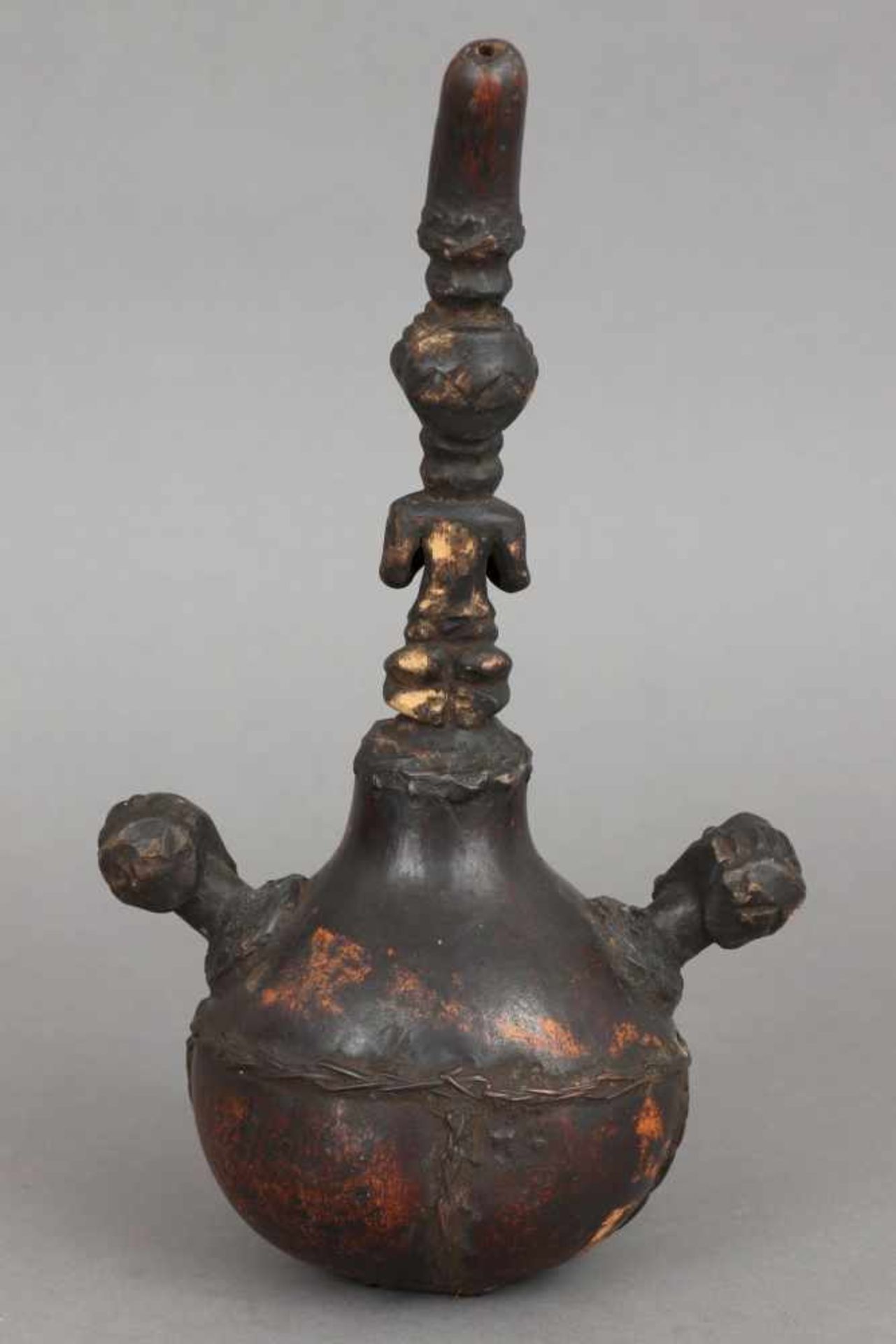 3 afrikanische Kalebassen-Figuren/Gefäße bzw. Pfeifen mit geschnitztem Holzbesatz (Köpfe und - Image 5 of 7