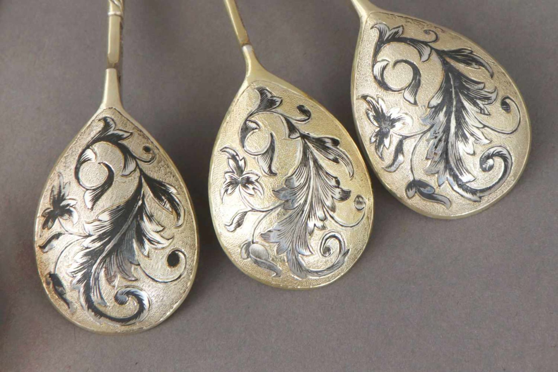 6 russische Teelöffel und 1 Zuckerstreuer Silber, vergoldet und in Tula-Technik dekoriert ( - Bild 5 aus 6