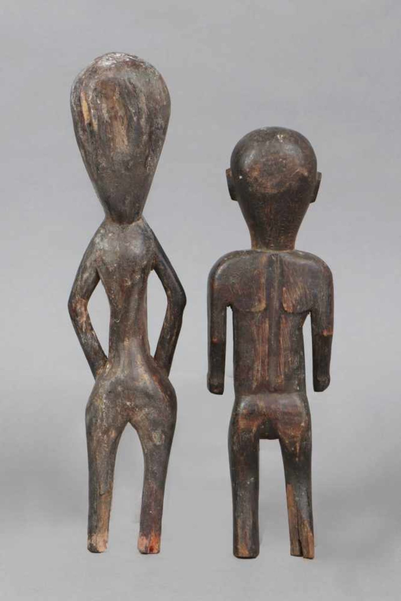 2 afrikanische Power-Figuren Zentralafrika, Holz, geschnitzt, dunkel patiniert bzw. mit hellem - Bild 2 aus 2