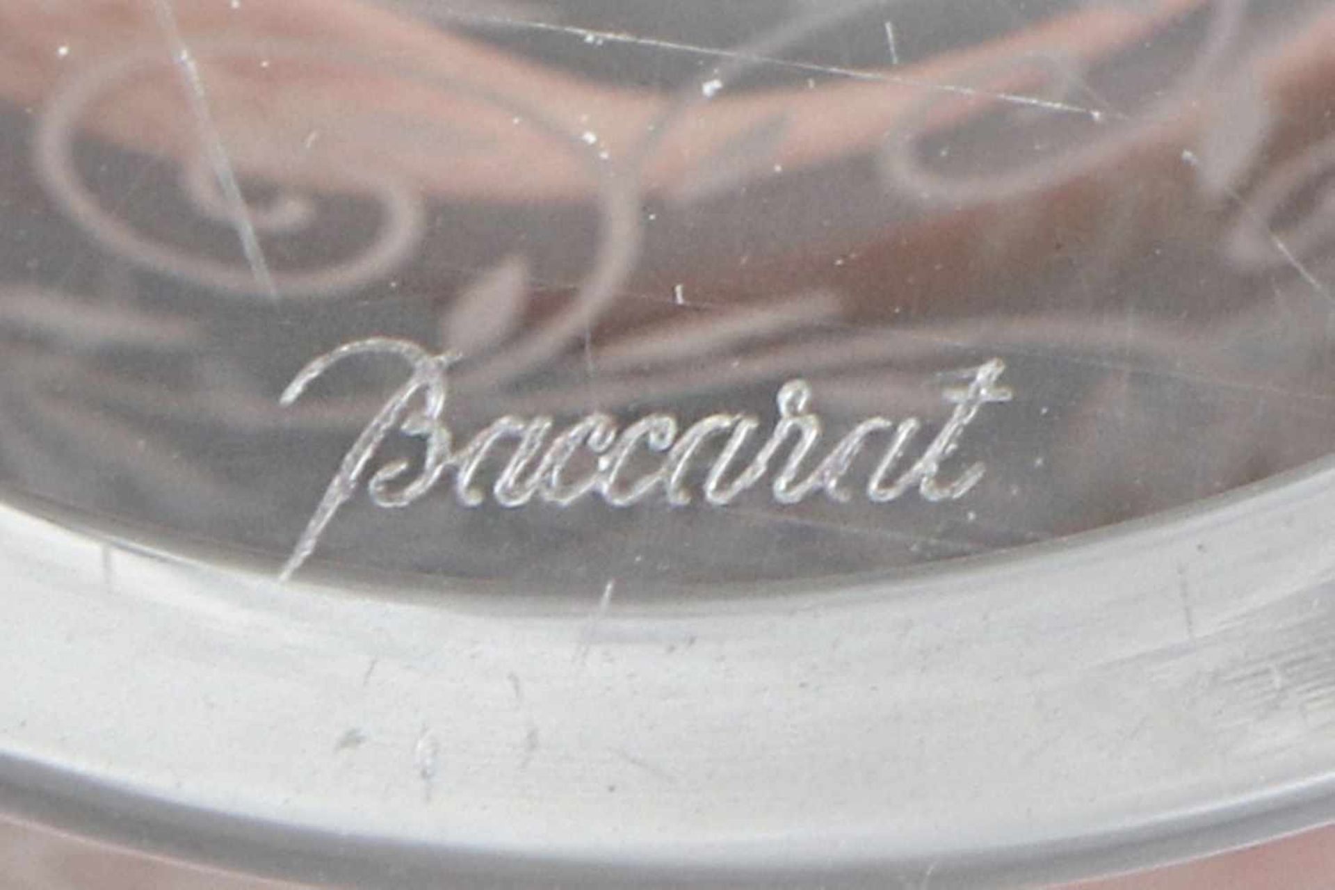 BACCARAT Kristallvase trichterförmiger Korpus, Ätzdekor mit Rosen-Ranken, Rundfuß, H ca. 18cm - Bild 3 aus 3