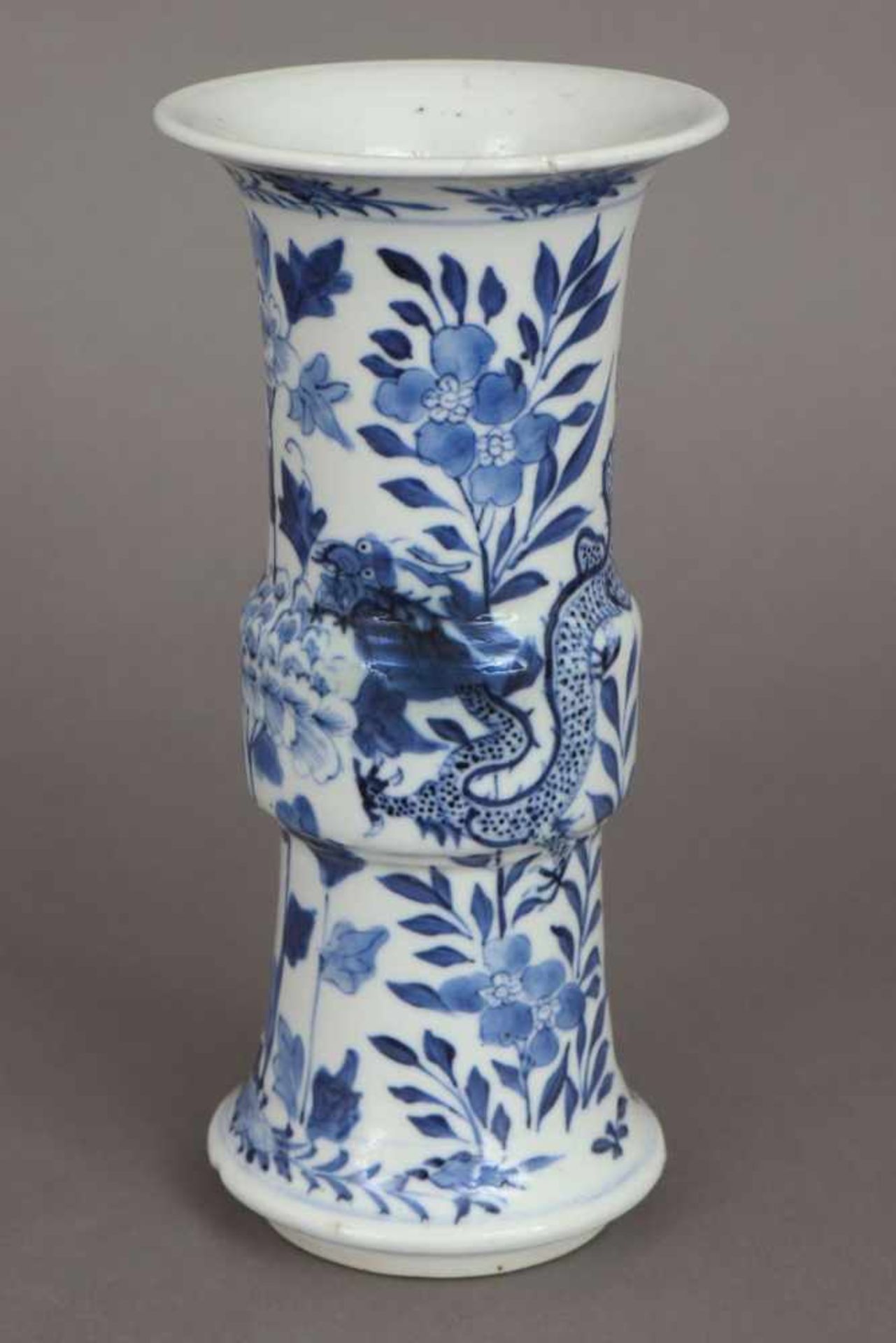 Chinesische Porzellanvase in Gu-Form Blaumalerei auf hellem Grund ¨Drache und Pflanzen¨,